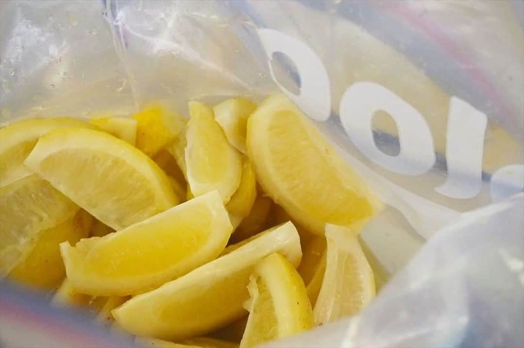 海人の藻塩(あまびとのもしお)のインスタグラム：「🍋海人の藻塩で塩レモン🍋  国産レモンの季節がやってまいりました✨ 海人の藻塩を製塩している瀬戸内海はまさに国産レモンの本拠地🍋 海人の藻塩で塩レモンを作ってみませんか😀  実は、海人の藻塩の製塩に使われた「ホンダワラ」は、レモンを栽培する際の肥料に使われていたりするのです🌳  今はまだグリーンレモンが多いですが、これから12月にかけて黄色いレモンが出回ります🍋  グリーンレモンの塩レモンも今しか作れない「塩レモン」になりますのでぜひお試しいただきたいです😘  塩レモンはジップロックで作るとお手軽ですよ❗  ちらし寿司や魚のホイル焼き、お肉のグリルのソースなどいろいろなお料理に重宝します🍋  詳しくは本日更新の「海人の藻塩.info」金曜レシピに掲載されていますのでご覧くださいね💕 （プロフィールにリンクがあります）  #海人の藻塩 #あまびとのもしお #蒲刈物産 #藻塩 #塩 #広島 #瀬戸内 #上蒲刈島 #蒲刈 #呉市 #呉 #藻塩使用 #広島名物 #広島特産品 #amabitonomoshio #moshio #salt #hirosima #kamagari #setouchi #塩レモン  #レモンレシピ」