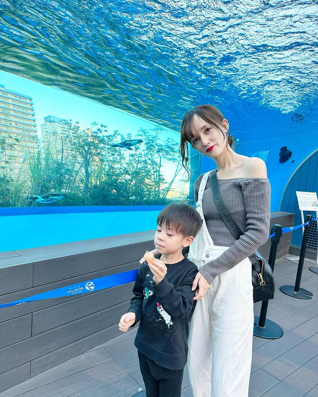 奥山絵里奈のインスタグラム：「久々に#サンシャイン水族館 @sunshine_aquarium に🐟  久々の水族館は新鮮で子供も大喜びしてくれた🤣  クラゲ🪼コーナーや  #カワウソ コーナーなど  新しいゾーンも出来ていた😳  レジャーのサブスク#レジャパス　@lejapass で行ってきました🐟  この日は サンシャイン水族館と展望台に行って 池袋大満喫プランでした🎵  #池袋デート #子連れスポット東京 #水族館デート #水族館好きな人と繋がりたい #サンシャインシティ #池袋#tothesea #ユニクロコーデ #UNIQLOコーデ#水族館コーデ#グローバルワーク #ママコーデプチプラ #サブスクライフ#クラゲ水族館#子供とお出かけ」