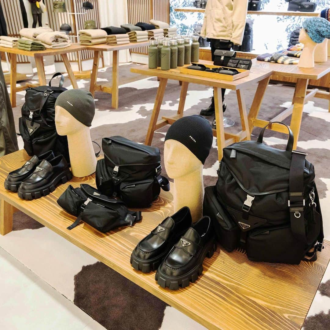 HANKYU.MODEさんのインスタグラム写真 - (HANKYU.MODEInstagram)「. PRADA RENEWALOPEN At 8F GREEN AGE  8Fプラダ阪急うめだ本店が、新たなデザインコンセプトでリニューアル。  壁面に施されたグラフィックが「自然の風景」を演出する店内に、プラダのレディス、メンズの最新コレクションが揃います。  #PRADA #プラダ #hankyumode #hankyu #阪急うめだ本店 #阪急本店 #うめはん #ファッション  #hankyumode23aw #fashion」11月12日 12時00分 - hankyumode