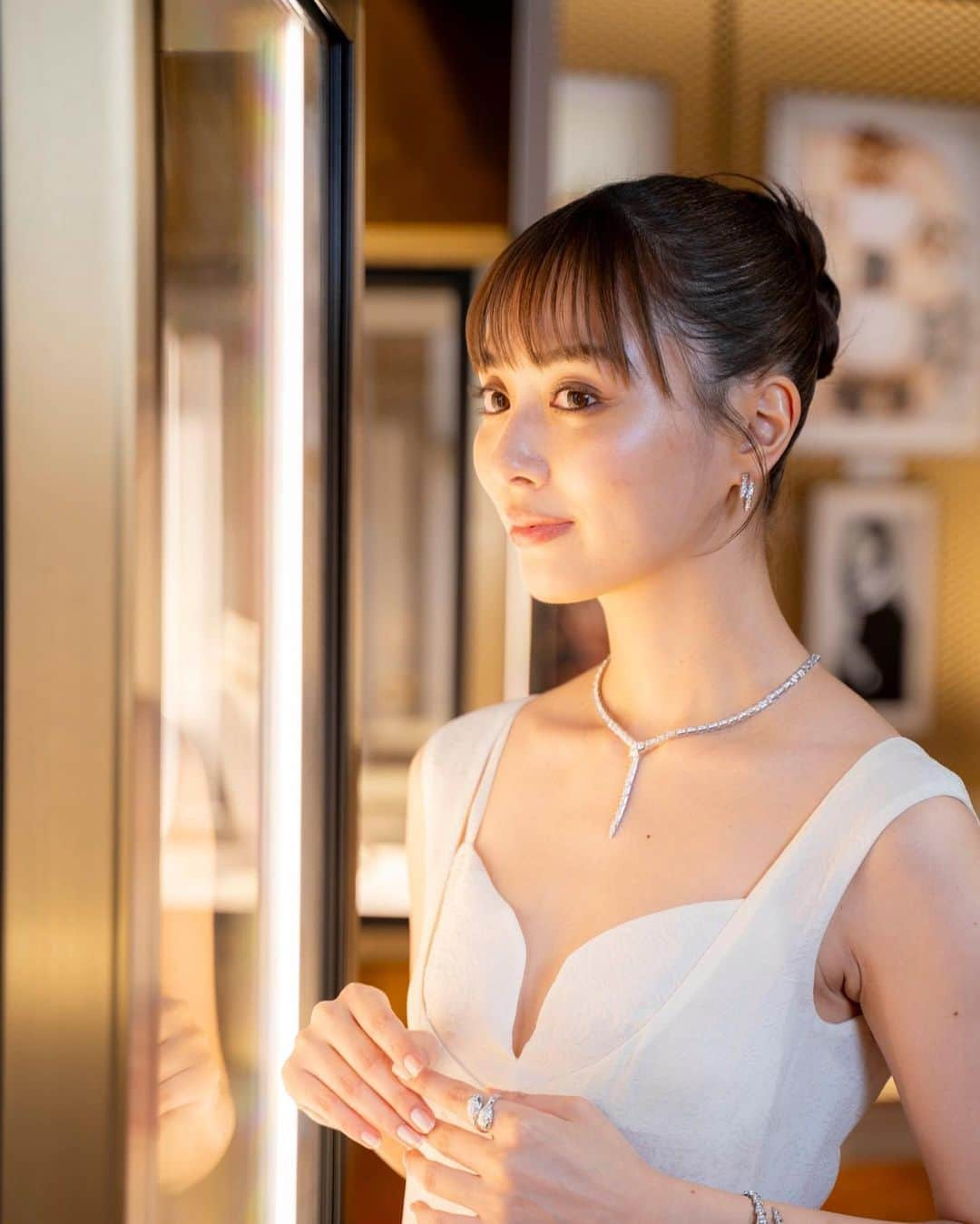 内田理央さんのインスタグラム写真 - (内田理央Instagram)「BVLGARI 「ブルガリ セルペンティ 75周年  時を超えて紡がれる無限のストーリー展」   セルペンティはイタリア語で蛇という意味。 神秘的で美しいジュエリーを身につけて歴代のジュエリーやアートを堪能しました💎 ブルガリ公式LINEで来場予約できるそうなので、 皆様も特別な体験を是非♡  @bulgari  #Bulgari #BulgariJewelry #Serpenti #Serpenti75 #PR」11月10日 17時20分 - rio_uchida