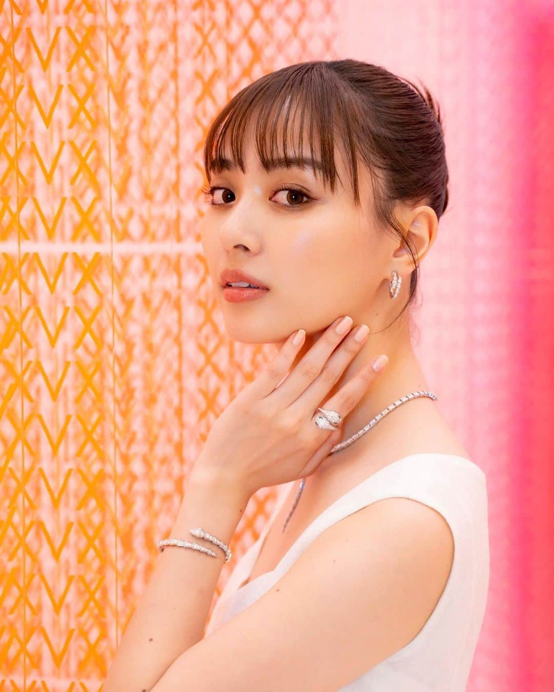 内田理央のインスタグラム：「BVLGARI 「ブルガリ セルペンティ 75周年  時を超えて紡がれる無限のストーリー展」   セルペンティはイタリア語で蛇という意味。 神秘的で美しいジュエリーを身につけて歴代のジュエリーやアートを堪能しました💎 ブルガリ公式LINEで来場予約できるそうなので、 皆様も特別な体験を是非♡  @bulgari  #Bulgari #BulgariJewelry #Serpenti #Serpenti75 #PR」