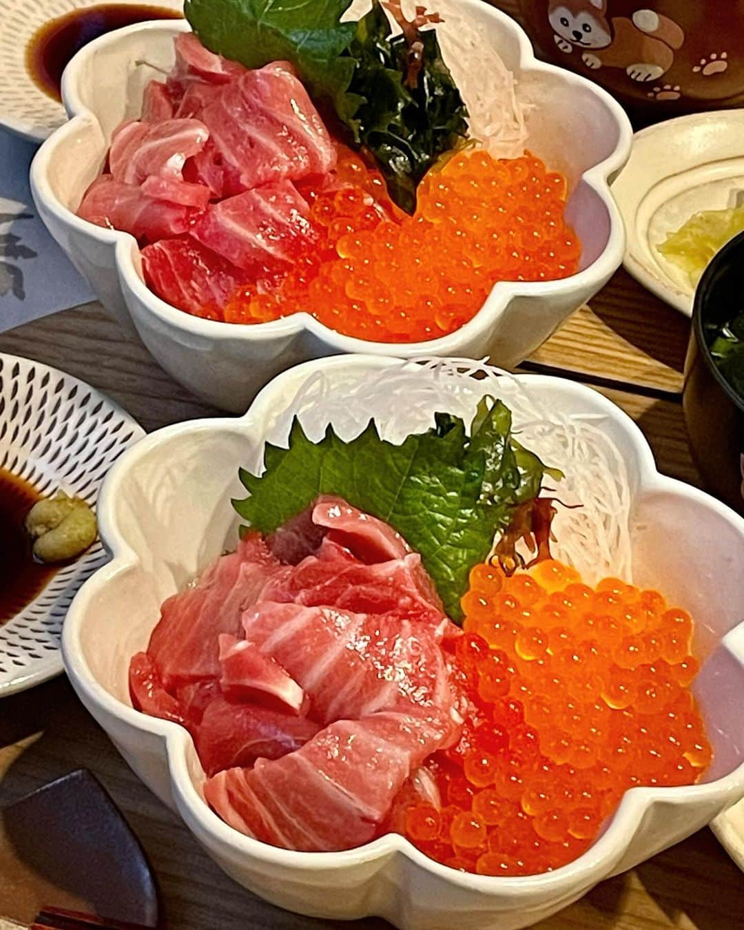 り～♬さんのインスタグラム写真 - (り～♬Instagram)「こんばん金曜日……✨ ・ ・ 『自家製塩いくらで簡単丼』 ・ ・ ウニといくらのハーフにしたかったけど2軒回ってウニが売ってなかったのでまぐろで😊 今回はリクエストで塩いくら漬けにしたので時間は醤油漬けにしてみよう👍🏻  ✴︎いくらとまぐろ丼 ✴︎適当味噌汁 ✴︎浅漬け  何だか急に寒いぞ〜🥶 皆さま良い週末を✨  #おうちごはん#夕ごはん#うちごはん#家族ごはん#料理#料理写真#手料理#献立#美味しい#うつわ好き#器#暮らし#食卓#おうちカフェ#食いしん坊#フーディテーブル#料理好きな人と繋がりたい#japanesefood#yummy#日々#日々の暮らし#dinner#delicious#foodpic #自家製#自家製いくら#海鮮丼#まぐろ#手作り#お得」11月10日 17時21分 - riritantan