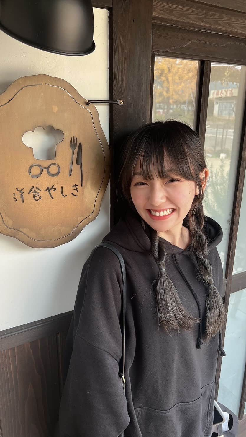 尾野寺みさのインスタグラム：「オムライス大好き 休日だったのでメイクも薄いから肌荒れわかっちゃうかもだけど、無加工で見せちゃう  #パーカー女子 #休日 #ゆるコーデ  #シュエラテ #シュエラテコーデ #ロングヘア #アイドル前髪 #まとめ髪  #ねじり編み #ツインテール」