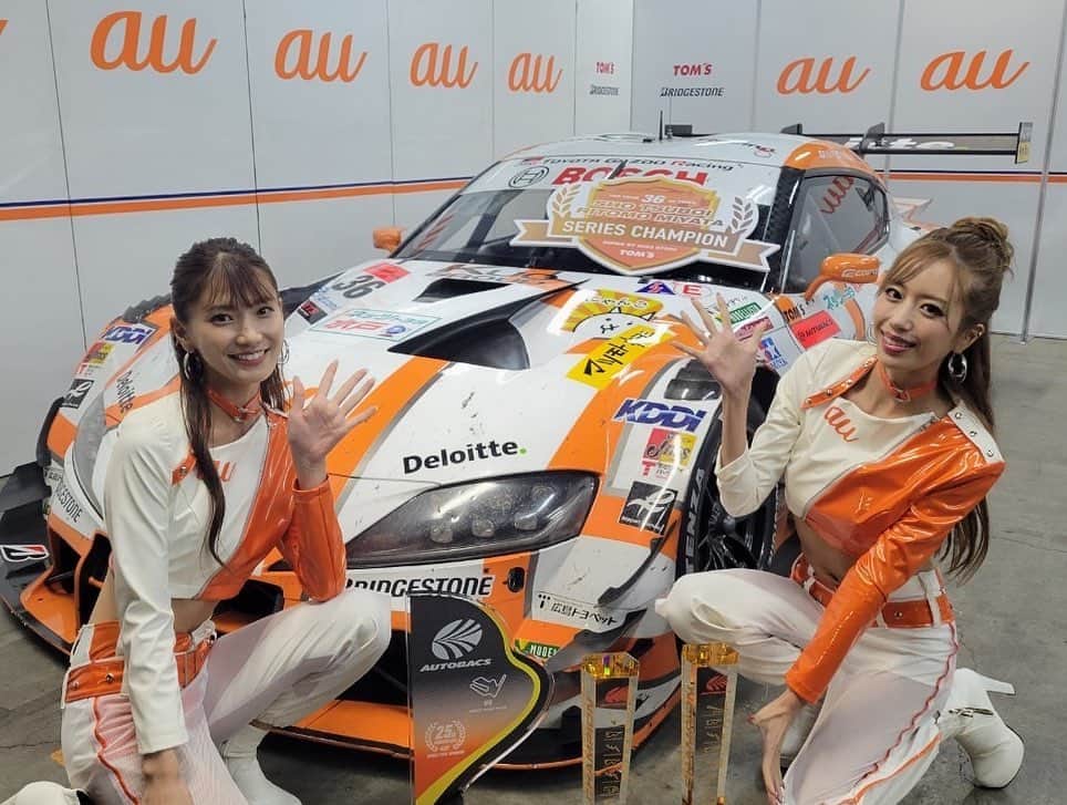 辻門アネラのインスタグラム：「36号車　TGR TEAM au TOM'sは 最終戦、優勝🏆そして シリーズタイトルを獲得👑しました！！！！  毎戦最高のレースでハラハラドキドキもあり、 ウェイトハンデで苦しいときもありましたが 常に上位をキープ、そして最後は 優勝➕シリーズタイトル獲得と最高の締めくくりに なりました！✨🤍✨🤍✨🤍  本当に本当にauサーキットクイーンとして チームトムスを応援でき、SFに続けて タイトルを二冠取る最高のチームのレースクイーンを させていただき感謝しかありません😭😭  auファンシートのみなさんとも写真🤳を とりました☺️💖  1年間熱い応援をありがとうございました！！」