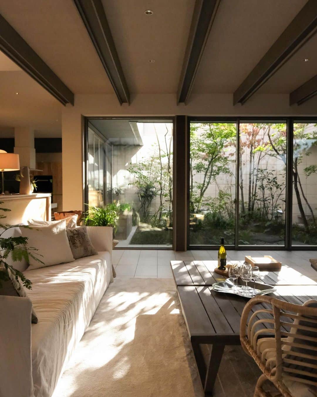 積水ハウスのインスタグラム：「. どこかほっとするような、部屋に入り込む穏やかな光。  大空間のリビングや吹き抜けでつながるフロアは風通しも良く、 家族の気配をゆるやかに感じながら開放的な気持ちでくつろぐことができます。  本日は体験型ミュージアム「Tomorrow’s Life Museum関東」のモデルハウス「内藤さんち」からお届けしました✨ 見学をご希望の方はハイライトの「TLM」からご予約ください😊 . #積水ハウス #sekisuihouse #tomorrowslifemuseum #TLM #積水ハウス展示場 #リビング #モデルハウス #マイホーム #住宅展示場 #家づくり #住まいづくり #暮らし」