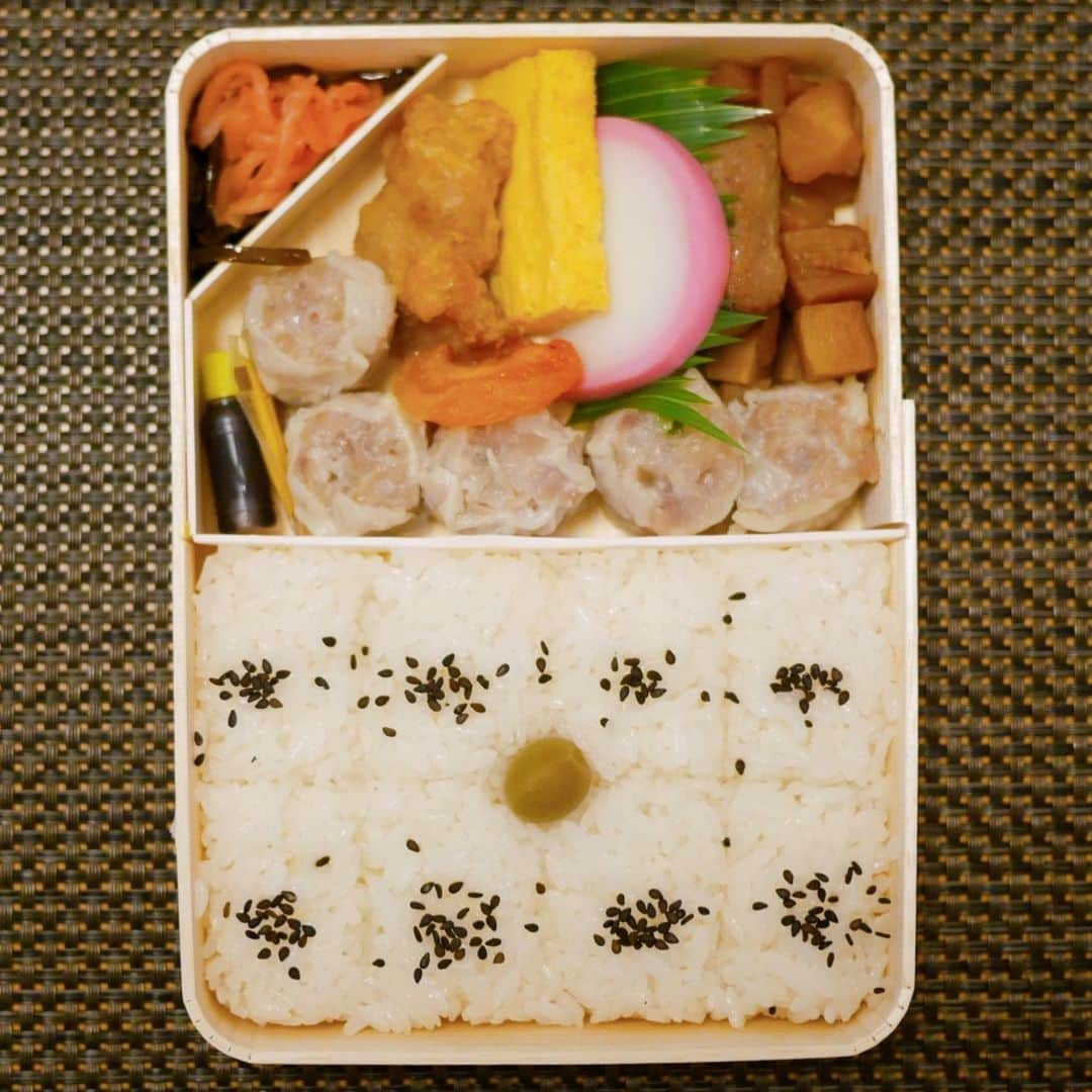 くろさんのインスタグラム写真 - (くろInstagram)「みんな大好きシウマイ弁当🥢  無性に食べたくなりますよねっ ◡̈  ちなみに、紐が掛かってるのは横浜工場生産で、紐ナシは東京工場生産だそうです。  #豆も気になるぅ #シウマイ弁当 #美味しいシウマイ崎陽軒 #崎陽軒 #シウマイ御弁當 #シウマイ御弁当  #シウマイ弁当紐タイプ #駅弁 #モデル犬 #オファーお待ちしております」11月10日 17時26分 - m6bmw