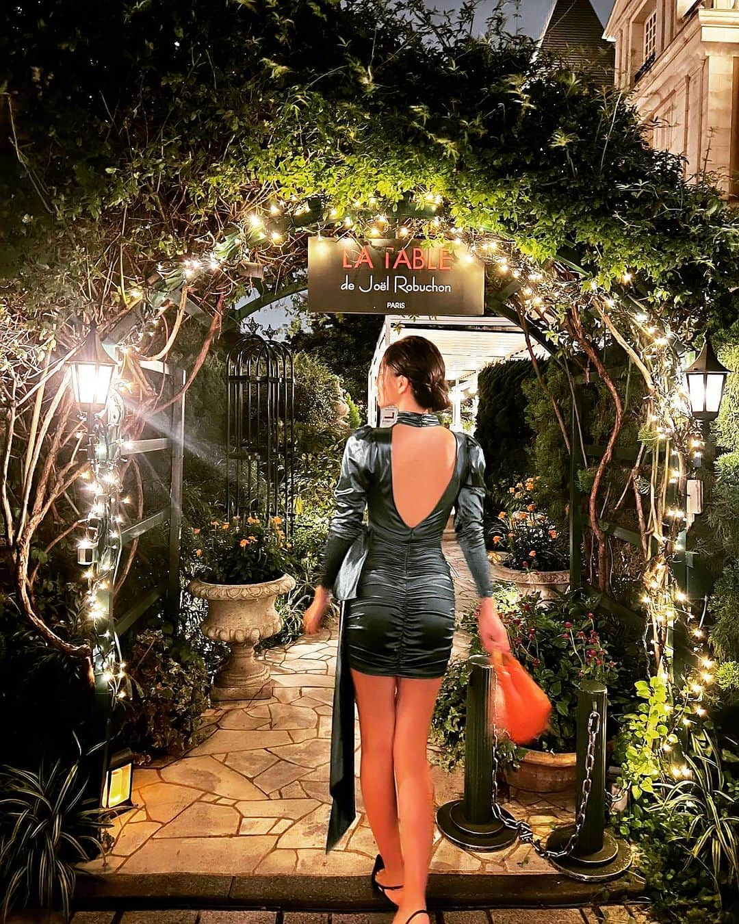 夏海のインスタグラム：「dinner mood🌙👠🍴❤️  楽しみがあると頑張れる🥰❤️  ゆとり世代なので← ご褒美はとっても大事だし 自分に甘々な日も多いけど、  自分を保つ方法を知ってるのは いいところだと思う🥰  不器用は不器用なりに、 器用なら器用なりに それぞれの正解はなくても 生きやすくなるtipsを見つけて 未来への期待を貯めてこう🌹  Dress by @doshe_jp 👠 今月は期間限定でサロン開放してるみたい！！ 本当に気分をあげてくれる 美しいドレスばかりだからチェックしてみてね😉✨  #dress #dinner #dressup #dressupfriday #friyay  #✌️ #華金 #ドレス #まとめ髪 #uphair #シニヨン #ヘアアレンジ #ロブション #robuchon #restaurant #ebisu #恵比寿」