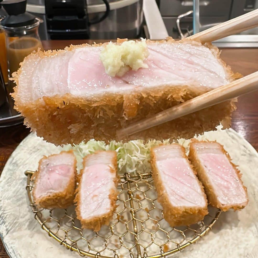 山岸久朗さんのインスタグラム写真 - (山岸久朗Instagram)「梅田の北のほうのニューベイブ。私が通ってた司法試験予備校のすぐ近くだ。あの頃のごはんはコンビニで賞味期限切れのパンを買って食べてたので、こんな美味しいとんかつ食べられる日が来るなんて夢にも思わなんだ。  この日は茨城県産のブランド豚「三右衛門」のロース。脂が溶ける！飲める‼️  #飲める脂 #トンカツ #ニューベイブ #ニューベイブ豊崎」11月10日 17時29分 - yamaben