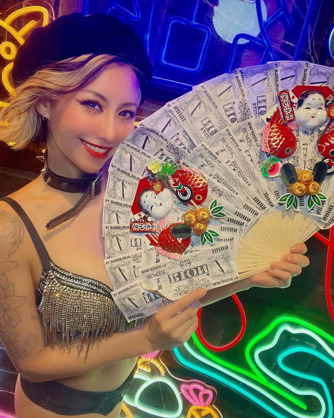 Rilyのインスタグラム：「遅くなってしまいましたが💦  10月30日、31日、11月1日 3日間Burlesque TS出演ありがとうございました🙏  今回で5回目の出演なんですが こうして毎回呼んで頂けるのも ファンのお客様が足を運んで頂いてるお陰です❕ いつも、応援ありがとうございます😭❤️❤️❤️❤️❤️  今回も、連日で愛にいらして下さったお客様や サプライズでいらしてくれたお客様 ハロウィン一緒に楽しんでくれたお客様 初めましてのお客様も TSの3日間は毎日濃くて、あっという間だったんですが、応援してくれるお客様が 本当にみんな暖かくて、幸せでした🥹✨  そして今回は、同期のかれんと一緒に出演できて、とっても嬉しかった🥰 かれんは、すごく真面目で頑張り屋さんなので前のりして、前日の深夜いっぱいリハしてて 昔からずっと変わらず showに対しての意識が高くて🥹✨✨ この二日間、色んな演目を沢山踊るかれんの姿を見て、やっぱりステージでゴリゴリ踊れて 魅せるカレンがとっても素敵でした😭✨ 今回、FCDを是非名古屋でやって欲しいと🙏 お願いしたら、本店で練習してアザだらけに なりながらも華麗にTSで披露してて 流石でした😭😭😭✨ありがとう🥹❤️❤️  私自身は今回、羽化をデビュー🦋 これも、かれんが振りお越しを丁寧に私にしてくれたお陰なのです😫 カレンに捕食してもらえて、一つやりたい事が叶いました😌✨ 初めて2人でSMをしたり⛓ 久しぶりにExpressとshow me how you burlesqueも歌えて幸せでした🪞✨ ゆいのちゃんと今回も歌コラボ沢山させて頂いたり🎤 最終日に"歌は我が命"のパフォーマンスを TSでカレンとできて、嬉しかった💃❤️  この3日間、推しプランも、リオンも 沢山沢山、本当にありがとうございました⚜️ 感謝してもしきれません。  みんなの名前を手帳に書いたのを見たら 思い出して幸せな気持ちになってます😌💭  次回は、12月11日〜13日の3日間 再び出演させて頂きます😆❤️❤️ 年内ラスト❕ そして、来年行けるかはまだ未定なので 年内ラスト足を運んで頂けたら嬉しいです😊 今回は、歌メンバーのみのりんも一緒なので 色々計画を練って、ここでしか見れないshowも届けていけたらなと思ってます🥰🥰🥰  リオンに推しプランに、沢山ありがとうございました🫶  👑🏍3100👠👑 K様 🔥1000🔥 田村さん 🔥500🔥 みねさん 大ちゃん 🦋300リオン🦋 Miaちゃん ヒカルくん 🦋200リオン🦋 りほちゃん さくらちゃん 佐藤さん まささん すがちゃん 🦋100リオン🦋 中根さん いぐりん ヒロくらさん 郷田さん すぎ様  推しプラン 【10月30日】 ⚜️中根さん ⚜️いぐりん ⚜️りほちゃん ⚜️ゆうなちゃん ⚜️初めてのお客様×3 ⚜️みねさん×3 ⚜️大ちゃん×5 ⚜️もちゃ×5 ⚜️ヒロさん×5 【10月31日】 ⚜️みつちゃん ⚜️白井さん ⚜️ガイくん ⚜️円福寺さん ⚜️すがちゃん ⚜️スギ様×3 ⚜️みねさん×3 ⚜️カモメさん×3 ⚜️まいまい王子 ⚜️まほちゃん ⚜️ちもも ⚜️こうちゃん ⚜️しらさん 【11月1日】 ⚜️おがちゃん ⚜️まいちゃん ⚜️しんちゃん ⚜️ちもも ⚜️カズさん ⚜️いぐりん ⚜️さくらちゃん ⚜️ミリオンダラーさん×2 ⚜️りほちゃん ⚜️田村さん  これからも、応援したいと思って頂けるよう 日々精進して参ります🎙🔥🔥🔥 ． ． ． #バーレスク東京#スーパーバーレスク東京 #バーレスク名古屋#バーレスクTS #burlesquetokyo#partyon#partyontokyo  #show#showgirl#dance#pole#poledance #nightclub#roppongi#六本木 #partyon#partyontokyo  #エンタメ活動を止めない」