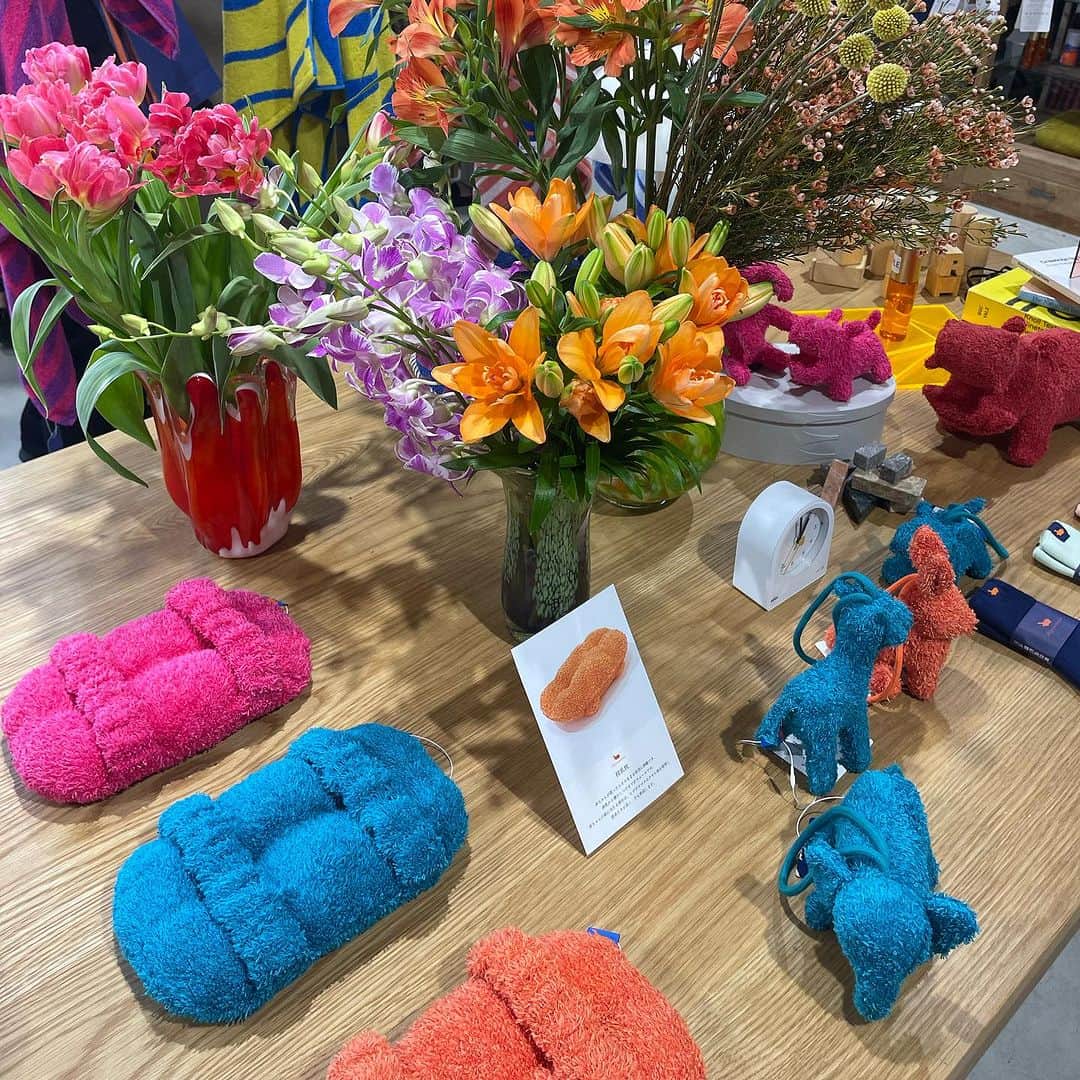 吉村民のインスタグラム：「先日は オーガニックタオルブランド ”Hippopotamus(ヒポポタマス)” の 2024 SPRING/SUMMER EXHIBITIONにお邪魔しました♡ @hippopotamus_japan   個性あふれるカラーと、 何度使ってもフワフワの肌触りが魅力で、 「出来ることなら自宅のタオルやタオルケットを全部ヒポポタマスにしたいー！ 色はネイビー？！グレー？！ バスタオルとフェイスタオルは一緒がいい？それとも色を変えた方がいいかな？」と 頭の中に理想を描きながら見させてもらいました。  ベビー新作もとても可愛い。 枕にもなるアイテムは、寝かしつけて、布団に置く時にとても便利そう。息子が赤ちゃんの時に欲しかった！ タオルで出来た動物たちもとても可愛くて、赤ちゃんが持ってても安心なのが嬉しい🐘🐇  そして夢が膨らむ空間に添えられていたのは有紀さんのお花💐 @yukimaeda0117  こちらもとても素敵でした。  タオルは毎日使うもの。 使い心地のいい、お気に入りで揃えたいですね♪」