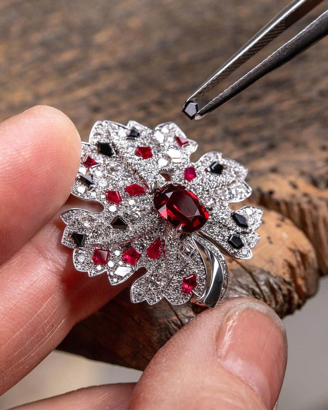 Chaumetのインスタグラム：「Crafted with passion and expertise, behold Chaumet's High Jewellery Vine Leaf Watch, a masterpiece of nature-inspired design.   Designed with meticulous detail, the timepiece features intricately textured white gold tendrils and leaves as well as a 1 cushion-cut ruby 1.50-carat from Mozambique. Experience the artistry and elegance of Chaumet's craftsmanship on your wrist.   #Chaumet #LeJardindeChaumet #ChaumetHighJewellery #ChaumetVirtuosity」