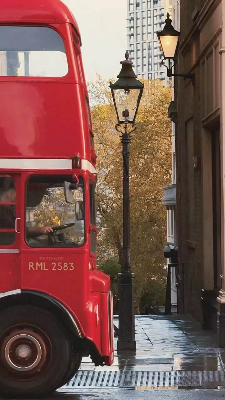 @LONDON | TAG #THISISLONDONのインスタグラム：「Just a little slice of life on the #Strand 🤩  🎥 @MrLondon   ___________________________________________  #thisislondon #lovelondon #london #londra #londonlife #londres #uk #visitlondon #british #🇬🇧 #whattodoinlondon #londonreviewed #londonbus #007 #goldfinger」