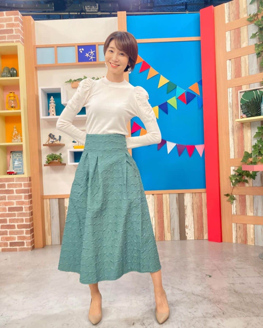 村田千弥のインスタグラム：「今日のきらきん衣装🌼  @clear.official   スタジオでも ニットを着る季節になってきました🍂  来週の京都は寒くなりそう…  暑かったり寒かったり、 体調管理気をつけていきましょう！」