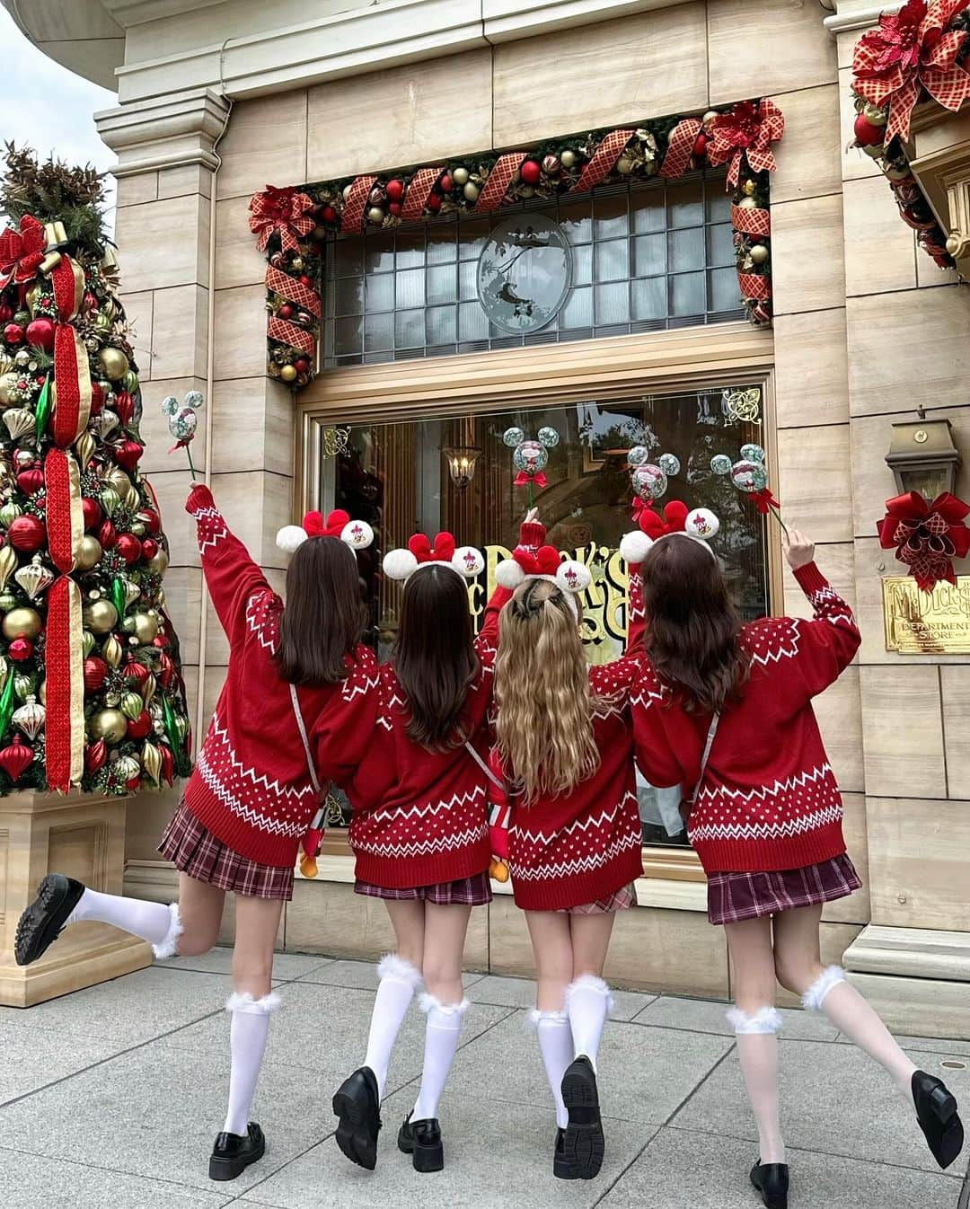 tomomi ❤︎ よしはしともみ ❤︎さんのインスタグラム写真 - (tomomi ❤︎ よしはしともみ ❤︎Instagram)「. . . 　　❣️🎄 Disney Sea Christmas 🎄❣️ . . . シーのクリスマス装飾が可愛すぎたっ🥰💫 いつものメンバーでクリスマスディズニー行ってきた〜！ . . 今年のリルリンリンのクリスマスセーターが可愛すぎた🧶 . . オススメ写真スポットはこの  " マクダックス・デパートメントストア " . . クリスマス装飾一色で この画角が何よりも映えちゃうのでとってもオススメ🎅🏻 . . . #tokyodisneysea #disneychristmas #disneyxmas #東京ディズニーシー #ディズニーシー #ディズニーコーデ #ディズニー #ディズニーグッズ #ディズニーカチューシャ #ディズニークリスマス #リルリンリン #カチューシャコーデ #ミニーコーデ #お揃いディズニー #シミラールックディズニー #双子ディズニー」11月10日 17時41分 - tomomi_yoshihashi