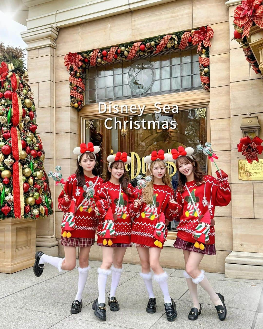 tomomi ❤︎ よしはしともみ ❤︎さんのインスタグラム写真 - (tomomi ❤︎ よしはしともみ ❤︎Instagram)「. . . 　　❣️🎄 Disney Sea Christmas 🎄❣️ . . . シーのクリスマス装飾が可愛すぎたっ🥰💫 いつものメンバーでクリスマスディズニー行ってきた〜！ . . 今年のリルリンリンのクリスマスセーターが可愛すぎた🧶 . . オススメ写真スポットはこの  " マクダックス・デパートメントストア " . . クリスマス装飾一色で この画角が何よりも映えちゃうのでとってもオススメ🎅🏻 . . . #tokyodisneysea #disneychristmas #disneyxmas #東京ディズニーシー #ディズニーシー #ディズニーコーデ #ディズニー #ディズニーグッズ #ディズニーカチューシャ #ディズニークリスマス #リルリンリン #カチューシャコーデ #ミニーコーデ #お揃いディズニー #シミラールックディズニー #双子ディズニー」11月10日 17時41分 - tomomi_yoshihashi