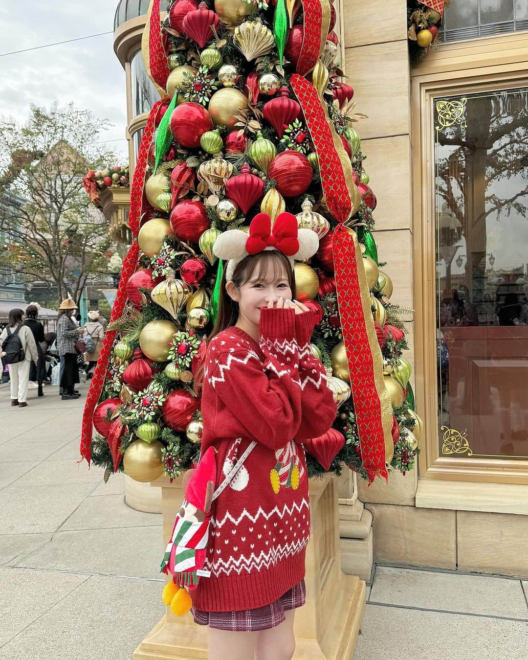 tomomi ❤︎ よしはしともみ ❤︎さんのインスタグラム写真 - (tomomi ❤︎ よしはしともみ ❤︎Instagram)「. . . 　　❣️🎄 Disney Sea Christmas 🎄❣️ . . . シーのクリスマス装飾が可愛すぎたっ🥰💫 いつものメンバーでクリスマスディズニー行ってきた〜！ . . 今年のリルリンリンのクリスマスセーターが可愛すぎた🧶 . . オススメ写真スポットはこの  " マクダックス・デパートメントストア " . . クリスマス装飾一色で この画角が何よりも映えちゃうのでとってもオススメ🎅🏻 . . . #tokyodisneysea #disneychristmas #disneyxmas #東京ディズニーシー #ディズニーシー #ディズニーコーデ #ディズニー #ディズニーグッズ #ディズニーカチューシャ #ディズニークリスマス #リルリンリン #カチューシャコーデ #ミニーコーデ #お揃いディズニー #シミラールックディズニー #双子ディズニー」11月10日 17時41分 - tomomi_yoshihashi