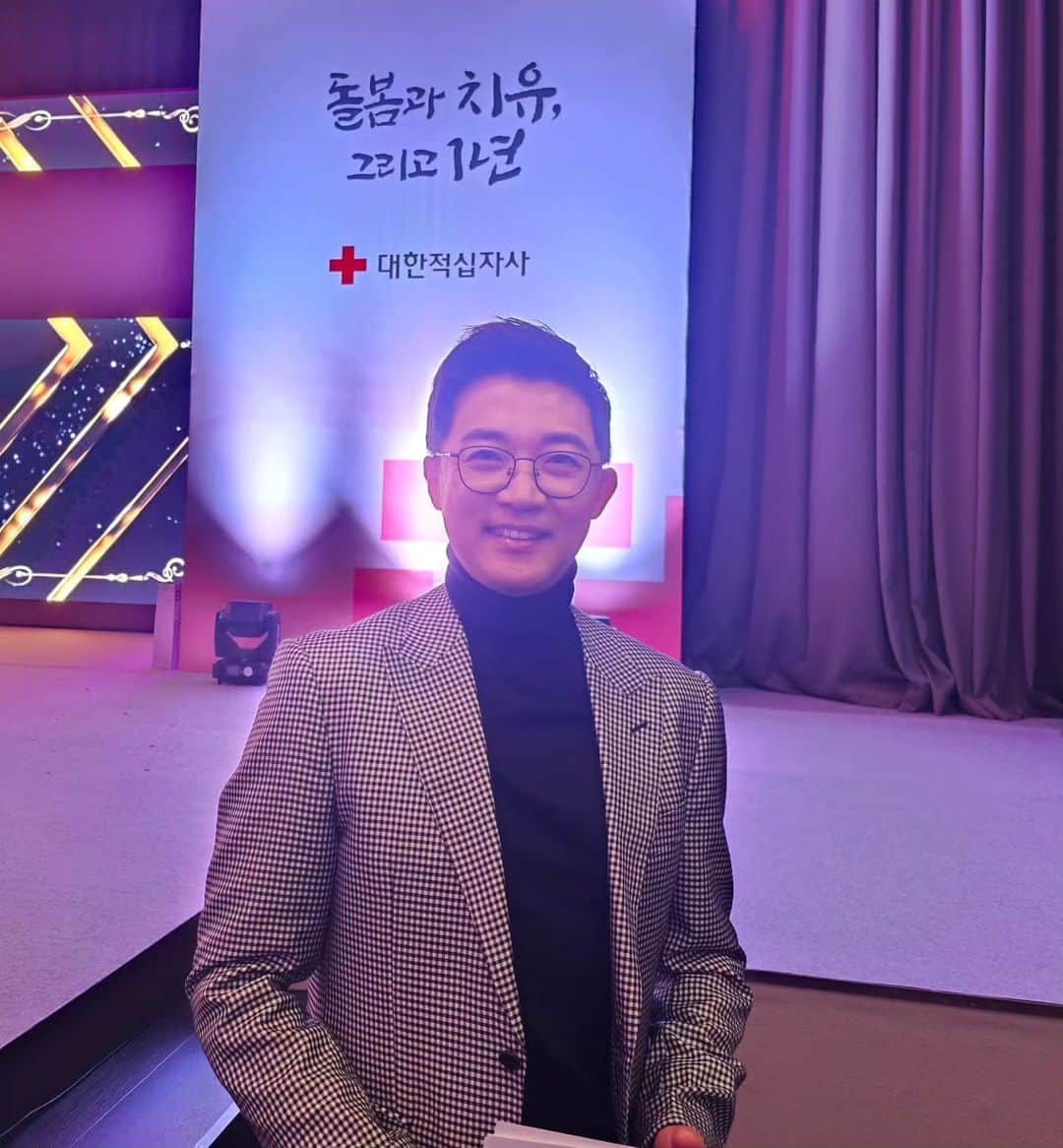 アン・ジェウクのインスタグラム：「#대한적십자사#2023년#RED CROSS GALA#돌봄과치유,그리고 1년 #홍보대사   많이 추워졌네요..감기 조심하시고 행복한 연말 준비해 봐요 우리 ^^~~💕💕💕」