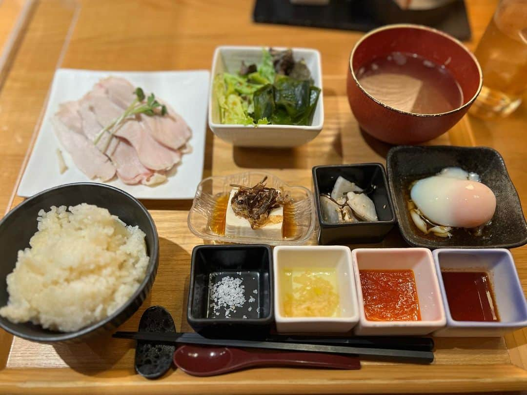 斉藤里奈さんのインスタグラム写真 - (斉藤里奈Instagram)「こういう定食がいちばん沁みるーーー、海南チキンライス定食、すーーーーごく美味しくて感動、なんとこの、ご飯、生姜きいててほんっっとうに美味しーーーへるしーーー、次はいつ行こっかなあ、お店はないしょです、混んじゃうと困るからね、🤫」11月10日 17時38分 - rina_pyonpyon