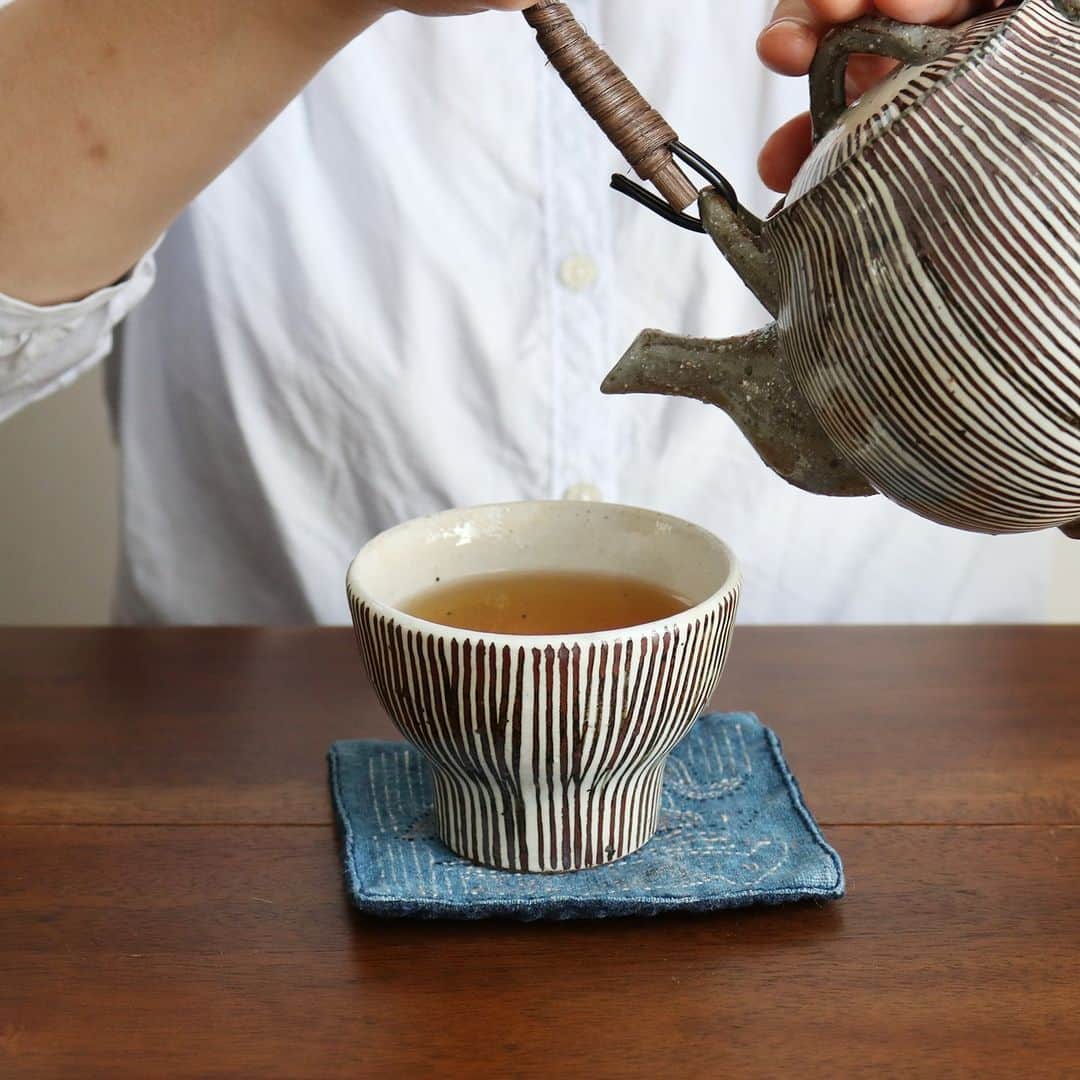 有限会社マルヒロさんのインスタグラム写真 - (有限会社マルヒロInstagram)「「サビ十草」シリーズは丸みを帯びたフォルムと、日本古来の十草柄を丁寧に手描きされた素朴な風合いが特徴です。  これからの季節、温かいお茶を飲んで身体をぽかぽかにしたいですね🍵  サビ十草の反り湯呑は手に馴染む大きさの湯呑です。磁器に比べて厚めに成形されているため、熱いお茶も冷めにくく、白化粧のやわらかな色にお茶が映えます。  しっかりとした厚みと高さのある高台で、安定感があります。  お酒用のカップや、小さなお子さま用のお茶碗、汁碗としてお使ったり、観葉植物を植えてインテリアとして飾るのもおすすめです。  #マルヒロ #まるひろ #maruhiro #HASAMI #BARBAR #波佐見焼 #陶器 #磁器 #通販 #食器 #器 #ceramics #pottery」11月10日 17時38分 - maruhiro.hasami