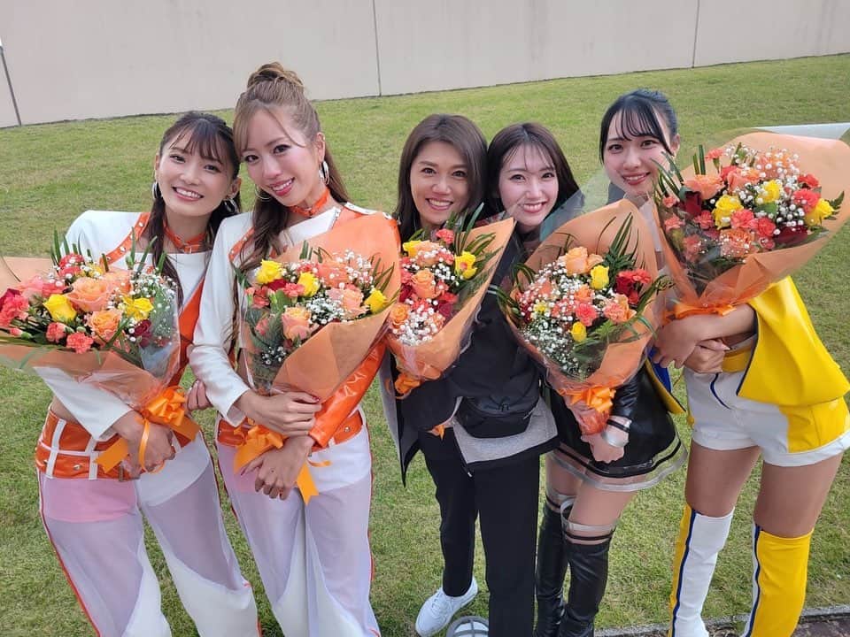 辻門アネラのインスタグラム：「ファンの皆様からお花💐も 嬉しかった〜🥹💖ありがとう💐💐  はっちゃん1年間沢山お世話してくれて ありがとうございました🥹😭」