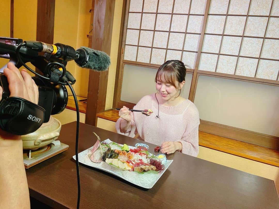 立石純子さんのインスタグラム写真 - (立石純子Instagram)「昨日はレギュラーで出演させて頂いている #湯めぐり鉄道 ロケへ♪ 茨城県はひたちなか海浜鉄道に揺られての旅でした☺️🚃　 国内にも限られるほど保存状態の素晴らしい虎塚古墳や那珂湊おさかな市場さん🐟コラーゲンも豊かであん肝も盛りだくさんに入ったあんこう鍋や最後は海を目の前に望む温泉へ♨️　 秋の匂いを感じながら、魅力が溢れるひたちなか市さんの魅力をたっぷりリポートしてまいりました♪ OA.は2024年予定☺️　 またお知らせいたします🚃✨ 　 最後の一枚、真剣すぎる真顔なお写真を。笑　  #ひたちなか海浜鉄道 #茨城県 #旅 #温泉 #trip #虎塚古墳 #秋 #紅葉 #那珂湊おさかな市場 #那珂湊 #夕日 #あんこう鍋 #郷土料理 #ローカル線 #阿字ヶ浦 #2023 #🗻 #阿字ヶ浦温泉のぞみ #♨️ #海鮮丼 #海の幸 #美しい 四季を感じる鉄道 #秋の味覚」11月10日 17時41分 - junkokokotateishi