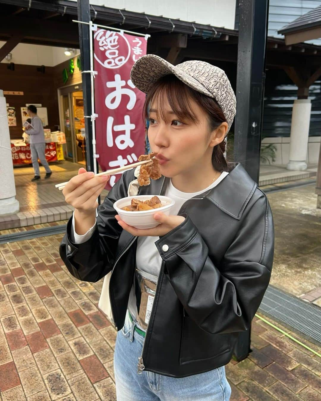 Moka のインスタグラム：「お父さんと秋田岩手旅行🚗  道の駅にあったもつ煮が美味しすぎてびっくり。  買ったお土産お腹に収納してるのは見逃して🙏🏻  #玉川温泉 #秋田 #秋田県 #秋田旅行 #秋田観光 #旅行 #国内旅行 #温泉 #温泉旅行 #温泉旅館 #温泉宿 #岩盤浴 #湯治場 #サウナ #サウナー #サウナ女子 #サウナ部 #サウナー女子 #サウナガール #サウナ好き #フリーモデル #フリーランスモデル #モデル #広告モデル #イメージモデル #撮影 #撮影モデル #撮影依頼受付中 #撮影依頼募集中」