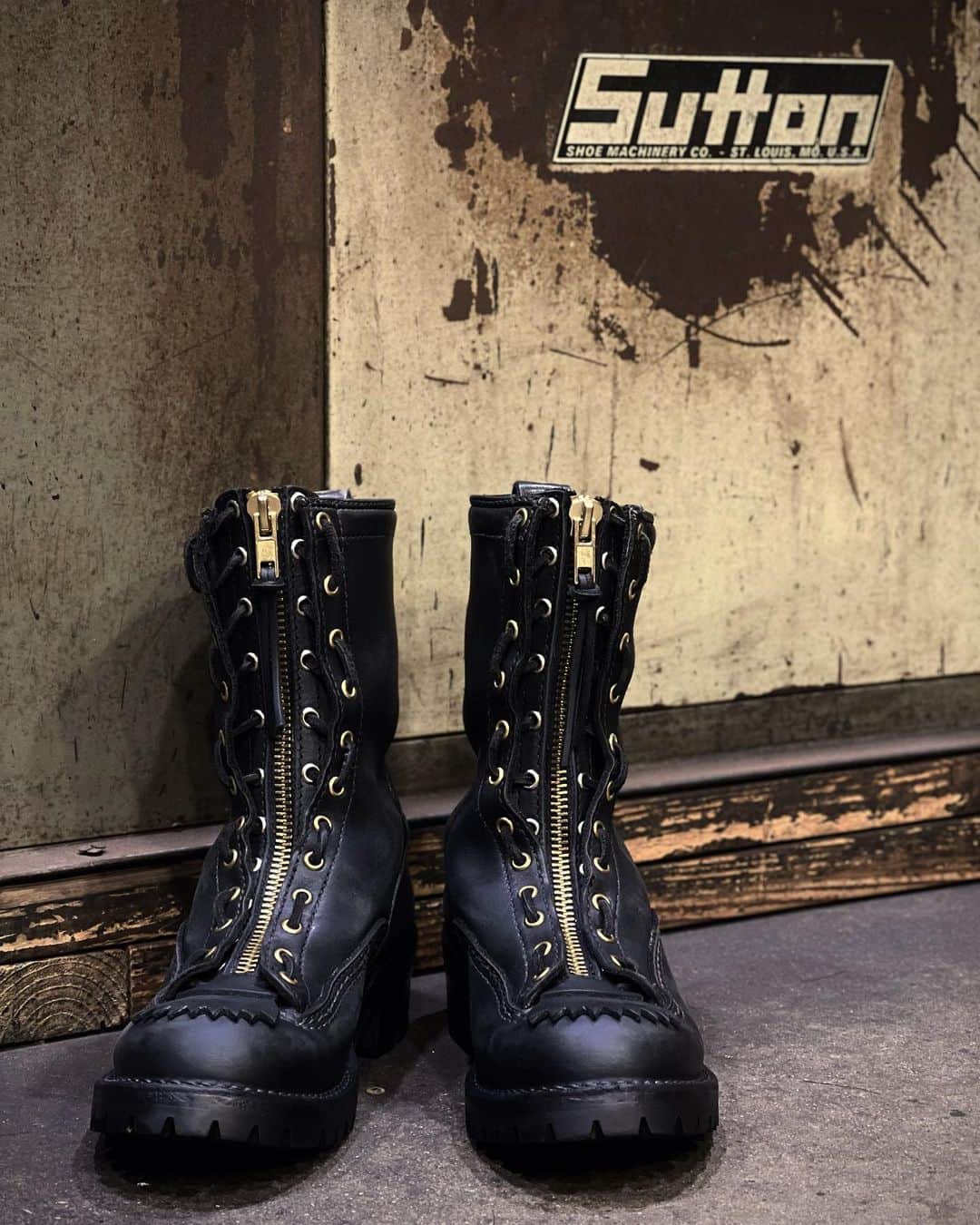 のインスタグラム：「〜REPAIR THE WESCO BOOTS〜 "Firestormer w/ Lace in Zipper Custom"  Thank you for your request to install the lace-in zipper in stock at our store!  #westcoastshoecompany #wesco #wescoboots #jobmaster #laceinzipper #zipper #custom #repair #FactoryShoeRepairing #since1918 #100YEARS #oregon #scappoose #madeinUSA🇺🇸 #osaka #wescojapan #tokyo #wescoebisu #wescosetagaya」