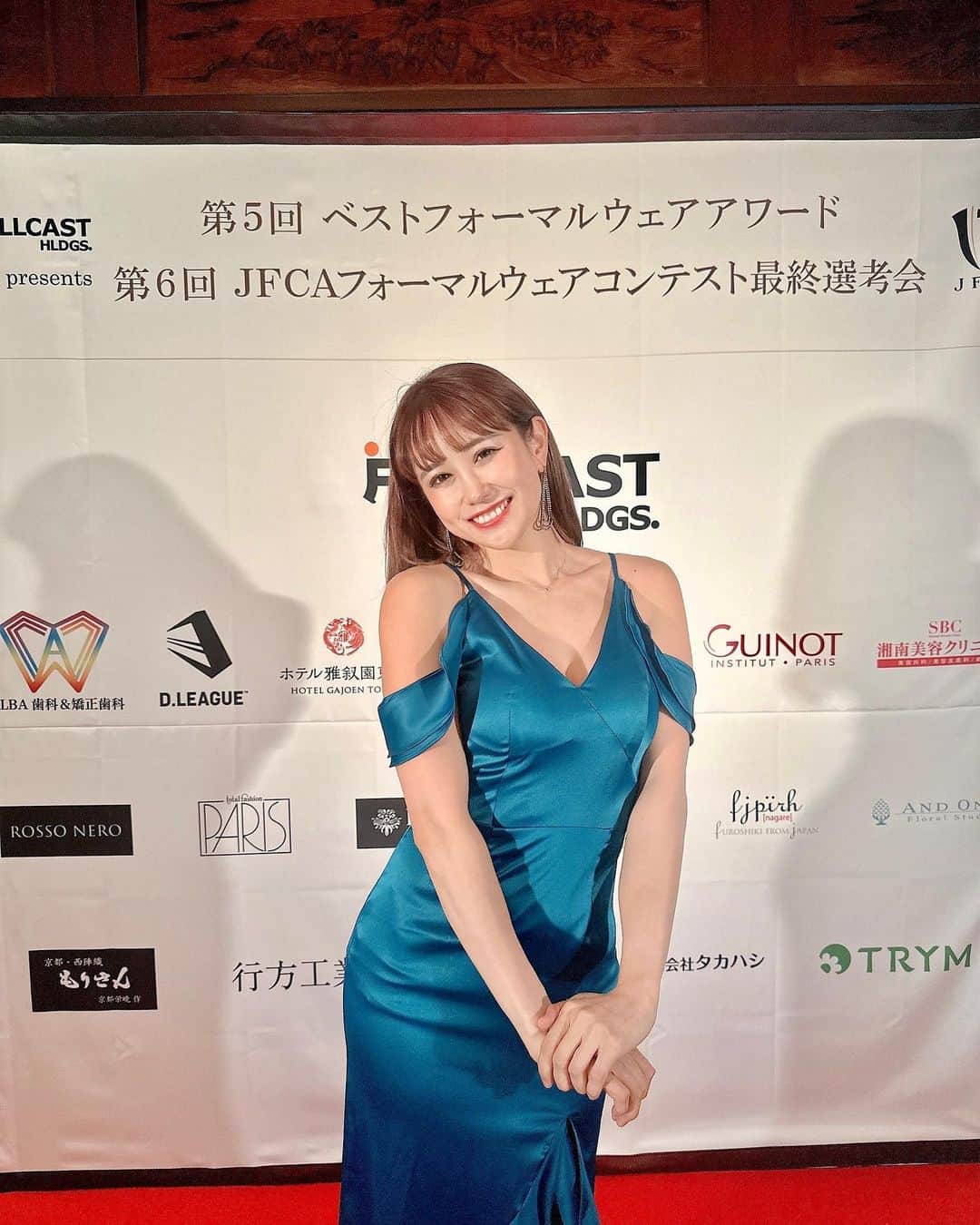 日向カンナさんのインスタグラム写真 - (日向カンナInstagram)「第6回ベストフォーマルウェアコンテスト、第5回ベストフォーマルウェアアワード授賞式のMCを担当させていただきました👗✨✨ホテル雅叙園東京にて、1日かけてイベントが行われました☺️  コンテストのファイナリストの皆さんが、日本文化を愛する想いをパフォーマンスで表現されていて、とても感銘を受けました🥹✨✨  そして、アワードではアンミカ様、IKKO様、八木勇征様、コムドットやまと様とのトークセッションもあり、皆さんの人間性の美しさや、滲み出る心の豊かさが印象的で、アンミカ様やIKKO様のような美しい大人になれるよう、私も心掛けたいと思いました🥹✨✨目標の方ができたイベントでした。  そして、アンミカ様からは同じ色の素敵なドレスですね！っと言っていただけたり、ステージ裏でIKKO様からは心の綺麗さがお顔に出ているよっと言っていただけたり😭✨✨  もう涙が出そうでした。。 本物のキラキラな心の美しい女性像に、心が洗われました🥹！！これが「本物」だと心から感じました。やはり、自分の芯にあるものを「プロフェッショナル」にやられてる方が、私は昔からの憧れであり、目標です。  上品で優雅なフォーマルウェアを、私も私生活でももう少しチャレンジしていきたいと思いました☺️✨ 内面も外見も美しい、大人な女性へ✨✨  素晴らしいイベントに関われて、本当に感謝でいっぱいな1日でした👗✨ 受賞された皆様、本当におめでとうございます！ サポートMCをしてくれた、元フジテレビアナウンサー川和ちゃん、本当にありがとう🥹！  #ベストフォーマルウェアアワード #ベストフォーマルウェアコンテスト #雅叙園 #フォーマルウェア #mc #司会  #원스 #데일리패션  #소통 #데일리룩 #일상  #japanease #좋아요   #japaneasegirl #love #instagood  #followme  #japan #tokyo #大人可愛い #大人女子 #ビジョビ #美容 #美容女子 #インフルエンサー #ダンサー #タビジョ #笑顔が人を幸せにする #笑顔が一番」11月10日 17時44分 - kanna_hinata