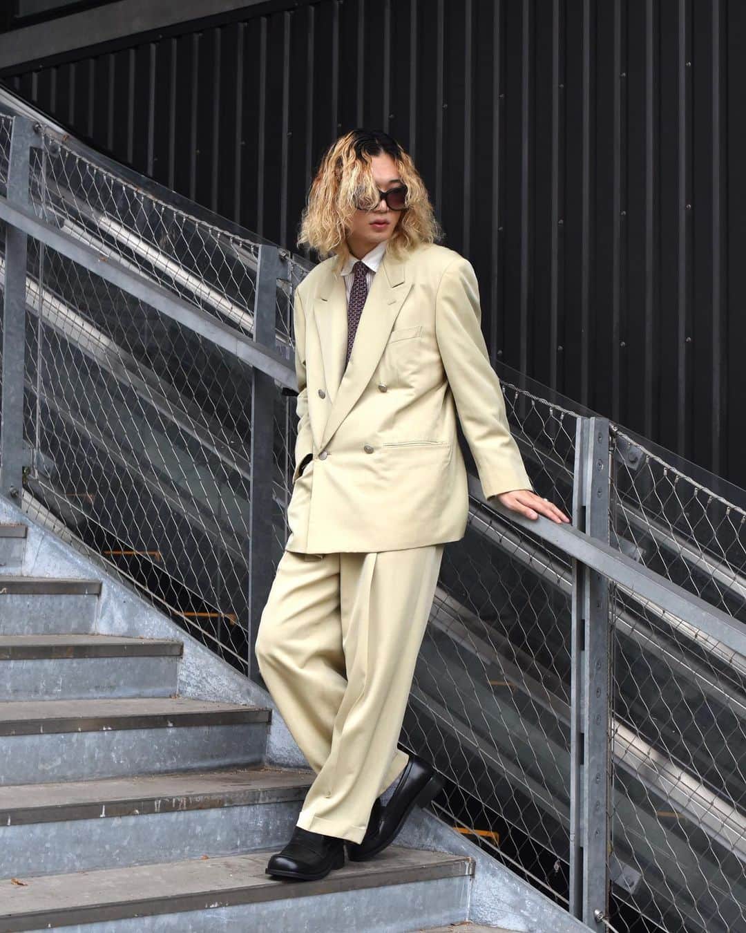 のインスタグラム：「・ ・ 【 Pick Up Styling 】 ・ ISSAY MIYAKE - 90's Double Tailored Setup (Beige) ・ 着用モデル: @yuu_y_02 169cm ・ こちらの商品はdudeアカウントプロフィールのURL「dude online」より通販可能な商品となっております。 ・ スタイリングを中心に更新している @dude_harajuku・ 日常・お客様・アイテム等を発信する @dude_harajuku_daily・ どちらのアカウントも是非フォロー宜しくお願い致します。 ・ ・」
