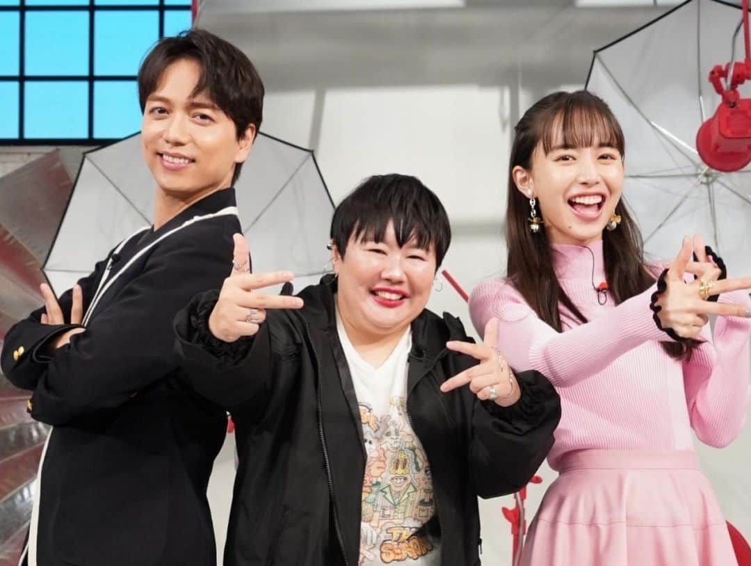 日本テレビ「おしゃれイズム」さんのインスタグラム写真 - (日本テレビ「おしゃれイズム」Instagram)「#やす子 さんことかのんさん😍をお迎えした前回の #おしゃれクリップ  いかがでしたか？🩵  今回は 変身！もうひとりのワタシということでメイク企画第三弾💄  メイクアップアーティストの #イガリシノブ さんが登場✨トークもテクニックも面白くスタジオ大盛り上がり！ 普段のやす子さんももちろん素敵ですが変身後はHIPHOP魂全開⁉️ということで全く違う印象に。  気になる方も多くいらしたと思いますので、使用したメイク情報もあわせて掲載します💄 他にも知りたい！ということがあればぜひコメントください🎶  フェースブラシ📎資生堂 シュエトゥールズ フェースカラーブラシ M リップブラシ📎資生堂 リップブラシ （ブラック） 403 チーク📎クレ・ド・ポー ボーテ ブラッシュデュオプードル 105 口紅📎SHISEIDO メーキャップ モダンマット パウダーリップスティック リップ 516 アイライナー📎マキアージュ シークレットシェーディングライナー 透ける影色ブラウン  TVerでの見逃し配信は日曜夜まで、huluではまだまだ見られます🌟  #山崎育三郎 #井桁弘恵 #佐倉綾音」11月10日 17時47分 - oshare_clip_ntv