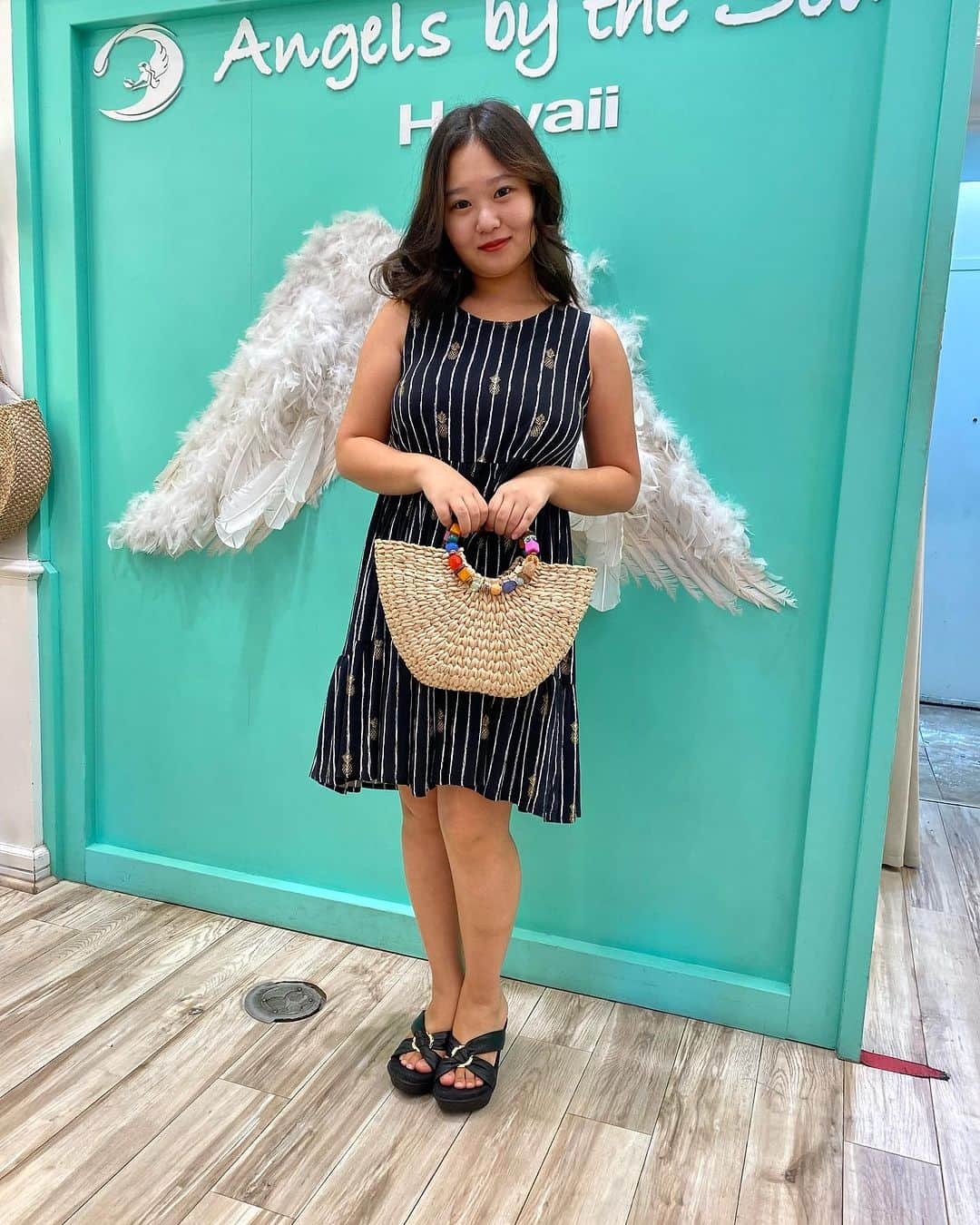 Angels By The Sea Hawaii Waikiki Based Boutiques ?Original clothing designed のインスタグラム：「New Arrivals @angelsbythesea  最新バッグが入荷しました👼 　 店頭で先行販売を開始しています。  New bag has just in stores now.  Thank you for your support as always 🙏  👗&👜 @angelsbythesea  📸 @angelsbythesea  📍Angels by the sea, Honolulu  @angelsbythesea has been Hawaii’s resort fashion brand based in Honolulu, Hawaii, since 2010. Please visit our online store 🌺www.angelsbytheseahawaii.com Owner Designer Nina Thai (Miss Waikiki) @nina_bythesea (日本語勉強中📚🙇🏻‍♀️) Please feel free to tag your pic for a chance to be featured!  ハワイのリゾートファッション、 エンジェルズバイザシー はミスワイキキである Nina Thai によって作られたハワイオリジナルファッションブランドです🌴日本語ウェブサイトはこちら www.angelsbytheseahawaii.jp  ハワイやリゾートファッションが好きな人は是非私達のアカウントをフォローして下さい🙌また私達の商品をポストする際にタグ付けしていただいたら私達からリポストされるチャンスがあります  #angelsbytheseahawaii #angelsbythesea #resortwear #hawaii #waikiki #supporthawaii #sheratonwaikiki #bandeau #palmleaves #hawaiibeaches  #ハワイ #ワイキキ #カイルア #ラニカイビーチ #シンプルコーデ #ハワイ好きな人と繋がりたい #エンジェルズバイザシーハワイ #エンジェルズバイザシー #リゾートファッション #ハワイに恋して #ハワイ限定 #シェラトンワイキキ #ワイキキビーチ」