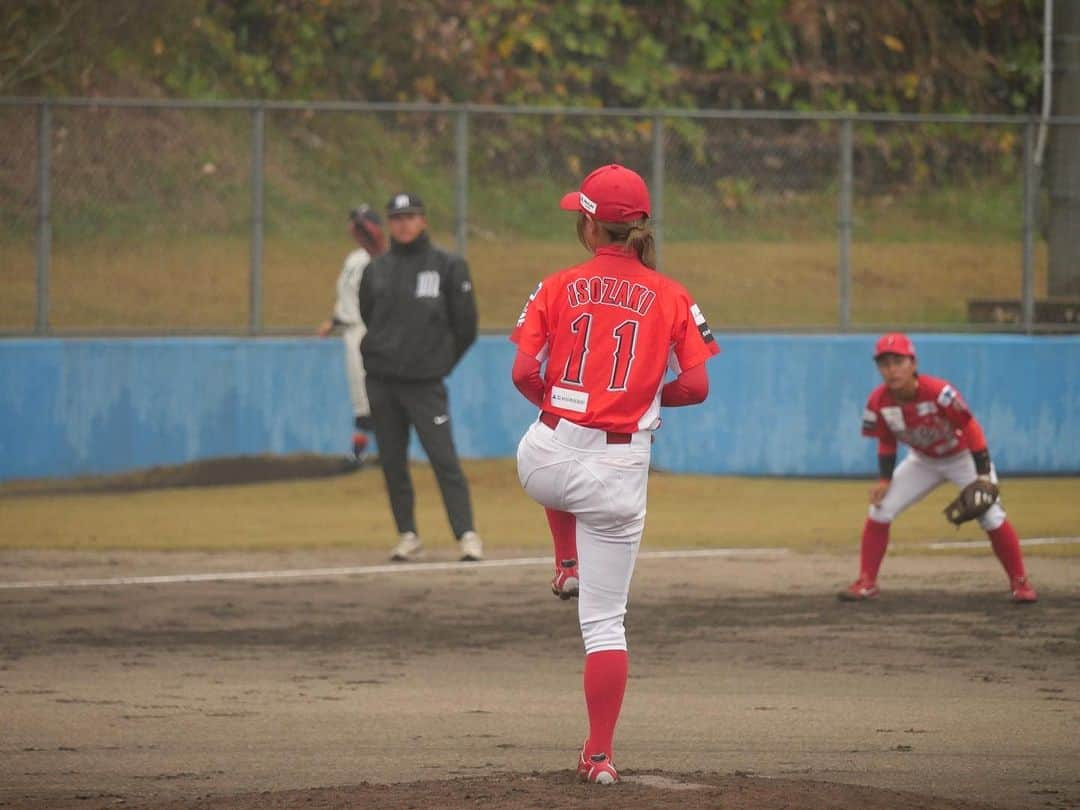 磯崎由加里のインスタグラム：「西日本大会初日 3試合とも勝つことができました☺️  雨の中応援に来てくださったみなさん ありがとうございました✨  試合後、やまぴー（山下選手）に 3人で完封リレーですね😉って言われて 確かにー👀💡ってみんなが無失点で試合終われたのがすごく良かったなと☺️  これも野手のおかげですね😌 特に私はみんなの攻守に助けられました！  明日からまた負けられない試合になるので しっかりと自分の役割が果たせるように頑張ります！  #野球 #女子野球 #西日本大会 #初日 #全勝」