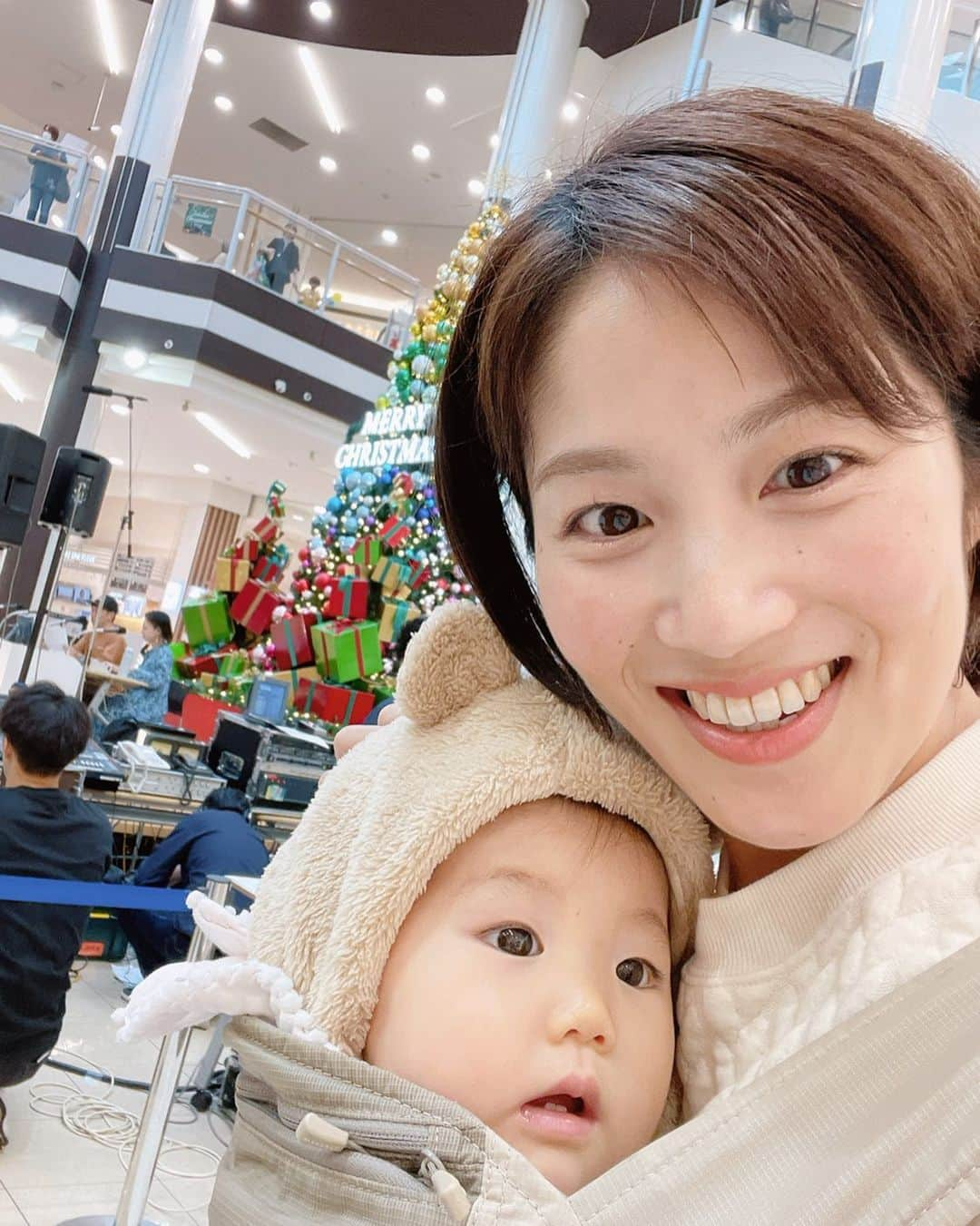 杉岡沙絵子のインスタグラム：「🎂 　 33歳になりました🥳 　 朝、燃えるゴミを出し忘れたことから始まり 誕生日だからって特別なディナーもなく なんならお昼寝短めbabyと 運動会練習でへとへと年少さんが 夕飯時に激不機嫌でカオスとゆー いつも通りの一日だったけど 　 　 K-MIX LifeLifeLifeの公開生放送見に行けたし だいちゃんなっちゃんとお話しできたし おめでとうメッセージ読んでもらえたし リスナーさん達に会えたし 今日も一日子ども達元気だったし 　 何より1年ちょっと前に大病を患い どうなることやらと思っていた私の母が 元気でいてくれて （今磐田に手伝いに来てくれてます🤣） 子ども達を寝かしつけたあとに 「大変だったねー」って言いながら 母が作ってくれたごはんをつまみながら 一緒にお酒のんでいつのまにかワイン１本空いて そんな時間を過ごせたことが 私にとって何よりの幸せです！！！ 　 あ、 ﾀﾞﾝﾅｻﾏは入院中だけど元気だからOK🙆‍♀️笑 　 　 ちょいちょい大きな壁にぶち当たる系な三村家ですが とりあえず元気に生きていれば何とかなる！！ ということを学習したので 引き続き元気に楽しく頑張りすぎないをモットーに 過ごしていきます🥳✨ 　 　 今後ともよろしくお願いいたします💕 　 　 ・ ・ #33歳#平成2年11月10日生まれ」