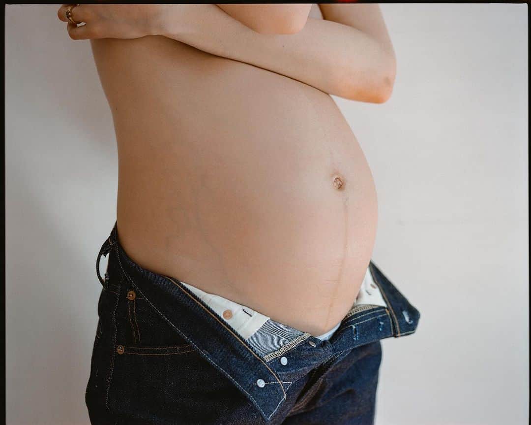 松岡モナさんのインスタグラム写真 - (松岡モナInstagram)「So crazy Mars is not in my stomach anymore.haha I still can’t believe I had two hearts at once and created you in our womb. @lumia.nocito shot these beautiful portraits of me in April and it feels really lovely to share now❤️ Mars your growing so fast now🥹 in 8 days you will be 4 months👼🏻❤️‍🔥」11月10日 23時15分 - monamatsuoka