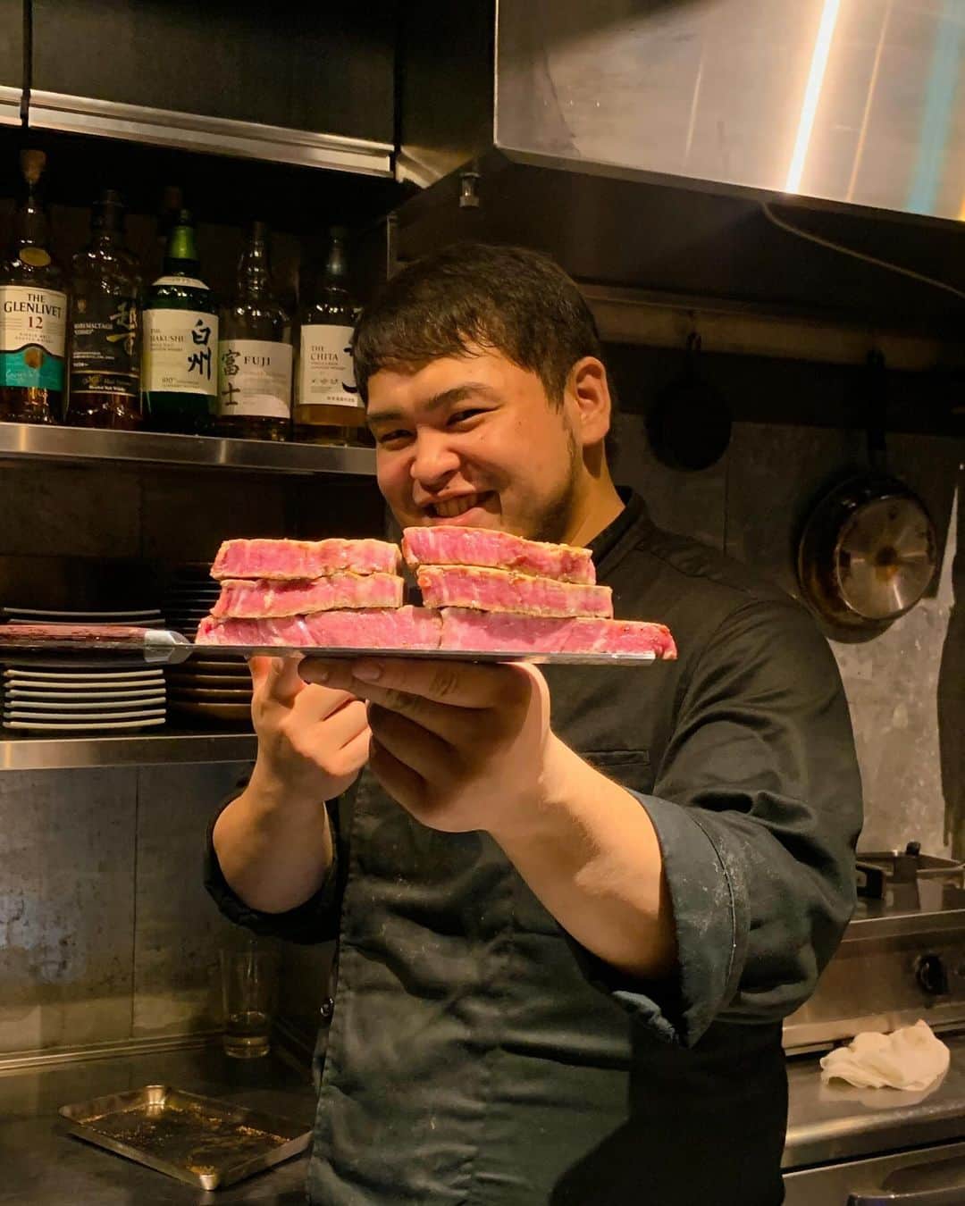 えみっくすさんのインスタグラム写真 - (えみっくすInstagram)「最近めちゃくちゃだいすきな腹ペコ新進気鋭ദ്ദിᐢ- ̫-ᐢ₎倒れるくらい腹ペコで入店して、倒れるくらい満腹で帰れる多国籍料理💗この間も行ったけど9月に行ったときの写真載せる❕この間のはまた後日載せる₍ᐢ.ˬ.ᐢ₎ . 卵焼きとお肉の柔らかさが一緒だったり、ジンジャーライスが無限に食べれそうなくらい美味しかったり、とんでもない量のキャビア食べれたり、そしてトークがとっても楽しくてお店の雰囲気が素敵で、めちゃくちゃお気に入りのお店ˊo̴̶̷̤.̮o̴̶̷̤ˋ日本酒の種類豊富なのもめちゃくちゃ嬉しい🥹‼️‼️ . 次は年明けに予約してるからたのしみだな(ᐡ⸝⸝- ̫ -⸝⸝ᐡ)  🍬 .｡ _________________________ ｡. 🍬   　えみっくすおすすめのグルメ情報を ︎︎ 　　　▶️ #えみっくすグルメ ◀️  　　　でまとめています⸜(*⃙⃘'ᵕ'*⃙⃘)⸝⋆*   　気になるお店があればぜひ食べに行って  　ハッシュタグをつけて投稿してね📷✨  🍬 .｡ _________________________ ｡. 🍬   #腹ペコ新進気鋭  #多国籍料理  #エスニック料理  #multiethnic  #fusioncuisine  #川崎グルメ  #川崎  #肉スタグラム  #フォトジェ肉  #肉食  #肉食女子  #肉食系女子  #グルメ  #グルメ女子  #グルメスタグラム  #会員制  #gourmet  #tokyo  #japan  #美味しいもの好きな人と繋がりたい  #肉スタグラマー  #gourmetfood  #foodporn  #food  #foodphotography  #foodie  #foodstagram  #meatlover  #meatlovers」11月10日 23時17分 - emix_momoka