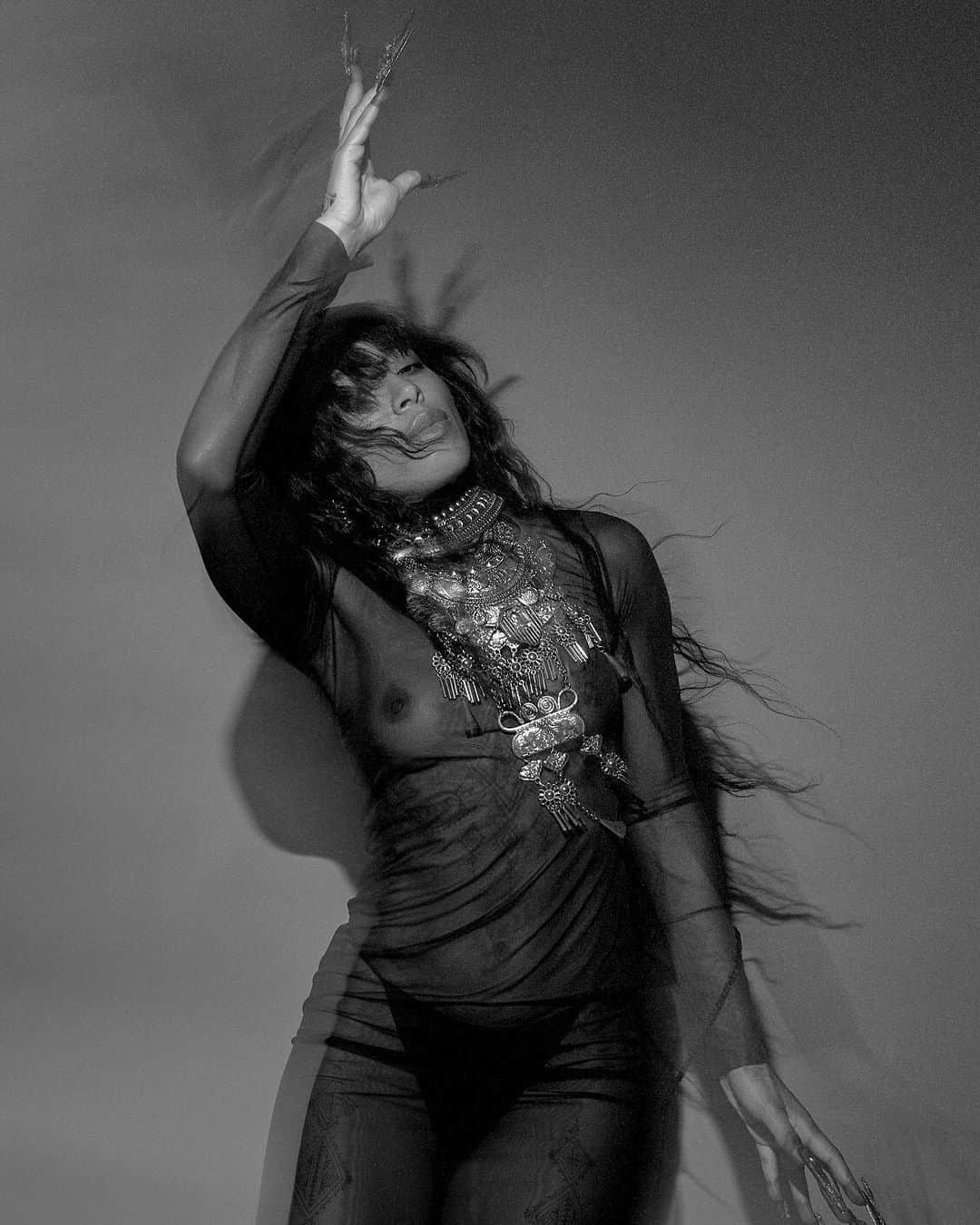 ロリーンのインスタグラム：「⛓️🤍  @phoenixmaguk Words @fashionhack Photography @samhiscox Fashion @charlottelouiseholt Makeup @lanslondon Hair @alexpriceglam Retouching @surfaceretouch」