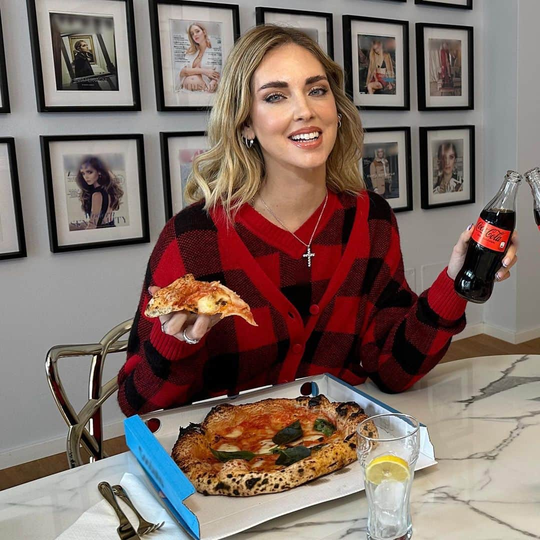 キアラ・フェラーニのインスタグラム：「Sharing is caring but also magic 😉 Lunch in the office today with the perfect combo: pizza and @cocacolait ❤️  Swipe right to solve the mystery of my miracle pizza that regenerates itself, thank you @mariasheilamiani 😂 #adv #PizzaeCocaCola」