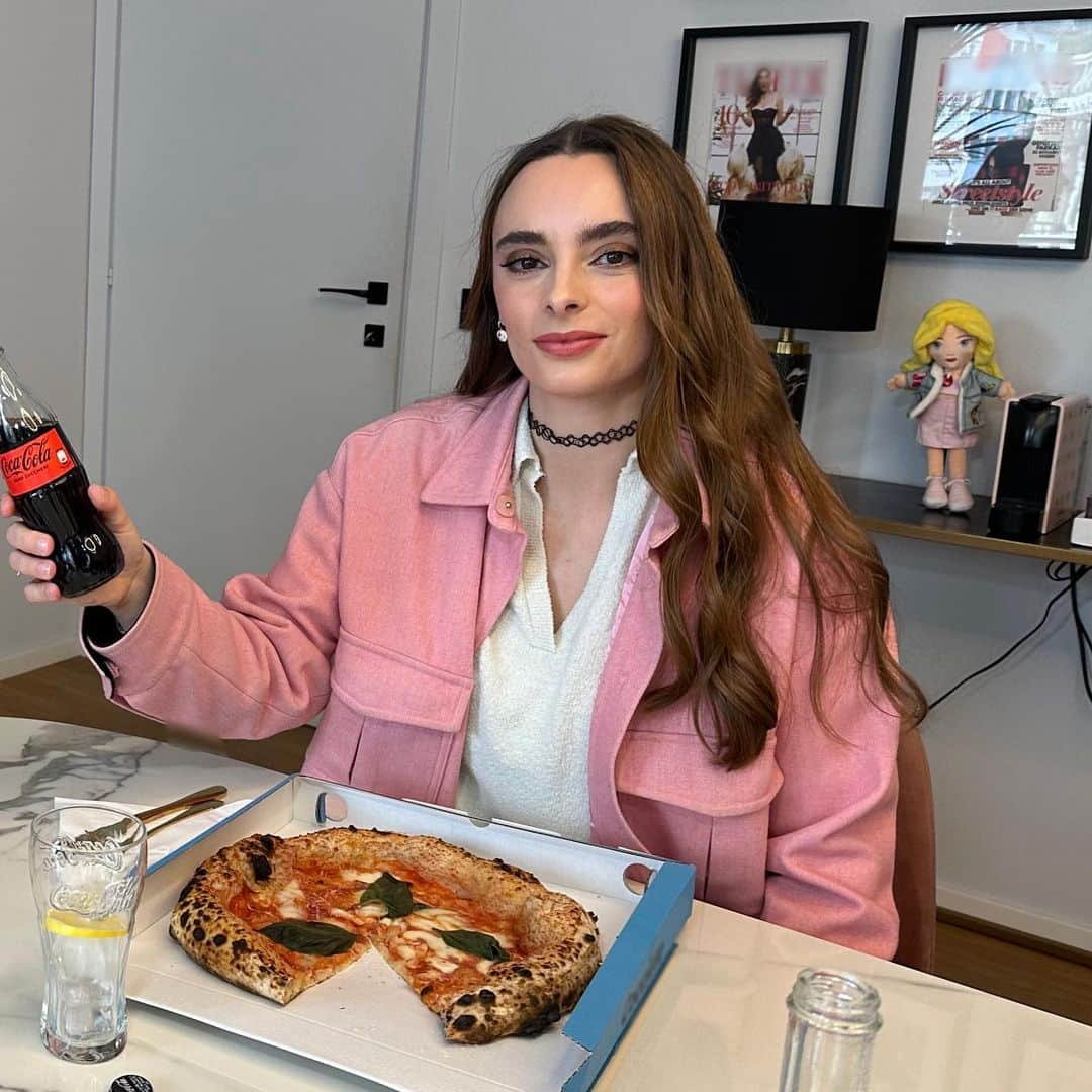 キアラ・フェラーニさんのインスタグラム写真 - (キアラ・フェラーニInstagram)「Sharing is caring but also magic 😉 Lunch in the office today with the perfect combo: pizza and @cocacolait ❤️  Swipe right to solve the mystery of my miracle pizza that regenerates itself, thank you @mariasheilamiani 😂 #adv #PizzaeCocaCola」11月10日 23時22分 - chiaraferragni