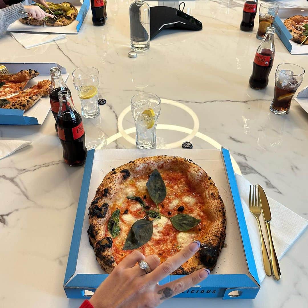 キアラ・フェラーニさんのインスタグラム写真 - (キアラ・フェラーニInstagram)「Sharing is caring but also magic 😉 Lunch in the office today with the perfect combo: pizza and @cocacolait ❤️  Swipe right to solve the mystery of my miracle pizza that regenerates itself, thank you @mariasheilamiani 😂 #adv #PizzaeCocaCola」11月10日 23時22分 - chiaraferragni