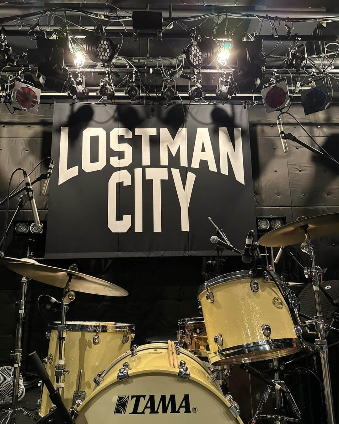 有江嘉典さんのインスタグラム写真 - (有江嘉典Instagram)「本日はコレ。 LOSTMAN GO TO CITY 2023-24  4本目、仙台 Rensa  今日も楽しみます！どうぞよろしくお願い致します！  #thepillows」11月10日 17時59分 - yoshinori_arie