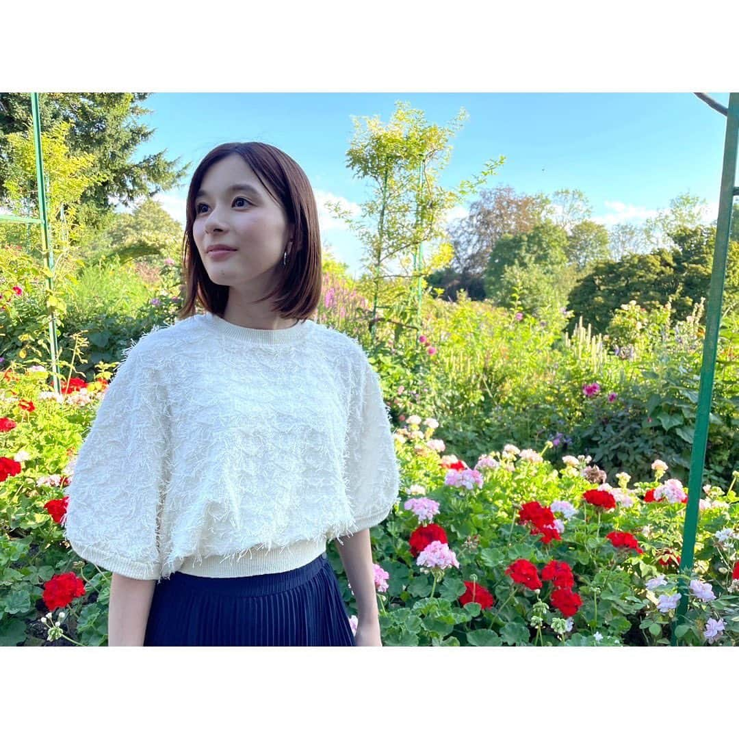 芳根京子さんのインスタグラム写真 - (芳根京子Instagram)「いよいよ明日 11月11日(土)15時から 「光の画家モネを追いかけて ～芳根京子、パリへ行く」が放送になります🎨💐 ただいま開催されている「モネ 連作の情景」に行かれた方はもちろん、これから行く方も、モネが好きな方も、まだあんまりわからないなぁって方も、つまりどんな方も！是非観ていただけたら嬉しいです✨  本当に素敵なモネの人生を辿るフランスの旅でした🇫🇷 よろしくお願いします☺️」11月10日 17時59分 - yoshinekyoko