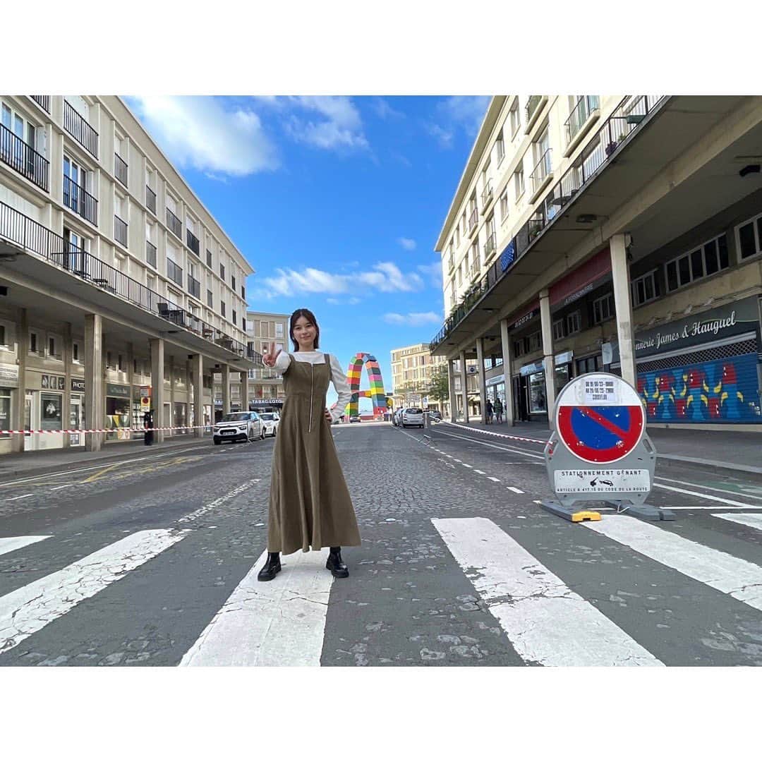 芳根京子さんのインスタグラム写真 - (芳根京子Instagram)「いよいよ明日 11月11日(土)15時から 「光の画家モネを追いかけて ～芳根京子、パリへ行く」が放送になります🎨💐 ただいま開催されている「モネ 連作の情景」に行かれた方はもちろん、これから行く方も、モネが好きな方も、まだあんまりわからないなぁって方も、つまりどんな方も！是非観ていただけたら嬉しいです✨  本当に素敵なモネの人生を辿るフランスの旅でした🇫🇷 よろしくお願いします☺️」11月10日 17時59分 - yoshinekyoko
