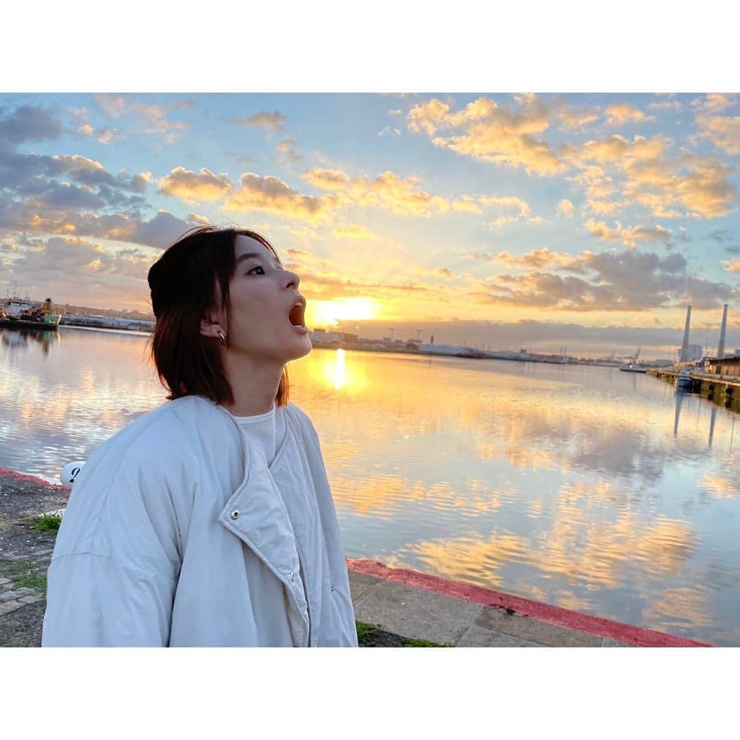 芳根京子さんのインスタグラム写真 - (芳根京子Instagram)「いよいよ明日 11月11日(土)15時から 「光の画家モネを追いかけて ～芳根京子、パリへ行く」が放送になります🎨💐 ただいま開催されている「モネ 連作の情景」に行かれた方はもちろん、これから行く方も、モネが好きな方も、まだあんまりわからないなぁって方も、つまりどんな方も！是非観ていただけたら嬉しいです✨  本当に素敵なモネの人生を辿るフランスの旅でした🇫🇷 よろしくお願いします☺️」11月10日 17時59分 - yoshinekyoko