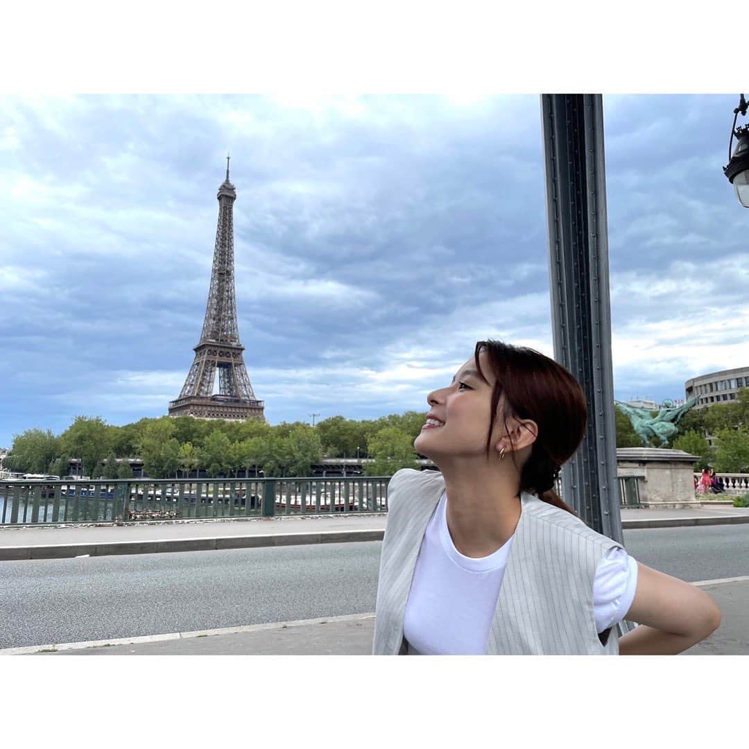 芳根京子のインスタグラム：「いよいよ明日 11月11日(土)15時から 「光の画家モネを追いかけて ～芳根京子、パリへ行く」が放送になります🎨💐 ただいま開催されている「モネ 連作の情景」に行かれた方はもちろん、これから行く方も、モネが好きな方も、まだあんまりわからないなぁって方も、つまりどんな方も！是非観ていただけたら嬉しいです✨  本当に素敵なモネの人生を辿るフランスの旅でした🇫🇷 よろしくお願いします☺️」