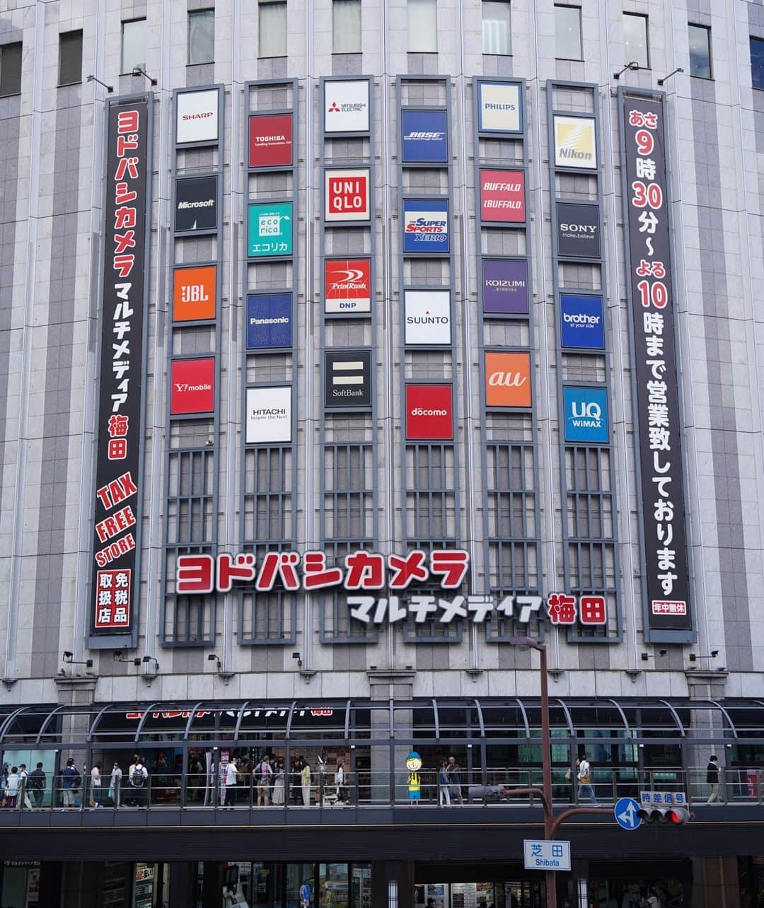 Osaka Bob（大阪観光局公式キャラクター）のインスタグラム：「Yodobashi Camera Multimedia Umeda boasts the largest sales floor area🏢, offering a wide range of the latest gadgets and home appliances, and it's very popular among foreign tourists due to its extensive selection and competitive prices. 📷📺📱 It's also great that they have product descriptions in various languages and staff who can speak foreign languages on hand. 😁   最大の売り場面積を誇る「ヨドバシカメラ マルチメディア梅田」🏢最新のガジェットや家電が揃い、豊富な品揃えとお得な価格で外国人観光客に大人気📷📺📱外国語の説明書きや外国語が話せるスタッフが常駐しているのも嬉しいね😁  —————————————————————  #maido #withOsakaBob #OSAKA #osakatrip #japan #nihon #OsakaJapan #大坂 #오사카 #大阪 #Оsака #Осака #โอซาก้า #大阪観光 #sightseeing #Osakatravel #Osakajepang #traveljepang #osakatravel #osakatrip #ヨドバシカメラ」
