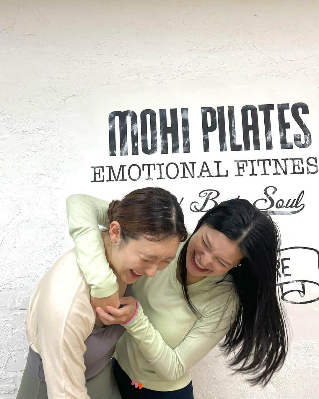 国井麻緒さんのインスタグラム写真 - (国井麻緒Instagram)「👯‍♀️🫧  今日の @mohipilates さんの養成での話  「いつか自分の居場所が、 自分自身を応援してくれるようになる！」  そうなれたらとても強いと言う事！  すごく難しい話な気がするけど、 なんとなく今までも、周りの人含め、 その環境や場所自体が、自分を受け入れてくれて、  そこで安心して頑張れてることが当たり前なくらい、 応援してもらえていた事があったなって思って、  理解できない話じゃないな！ と今思ってる🌿  でもそうなる為には ただ過ごせばいい訳ではないと思っていて、 たくさんの感情をその環境で感じていく事で、 周りの人たちや、場所に思い入れができて、 パワーを感じれるようになっていくんじゃないかな〜？  って感じてる所です  自分含め、 一人一人がやってきた事実だけが、今を作ってるし、 これからを作ってく✨  一期一会を大切にしながら、 毎日楽しんでがんばろうと改めて思いました🐶💕  写真は、 とっても優しくて、 一緒に頑張ろ🥰✨って色んな意味で声をかけてくれる @qoo_mohipilates ちゃんとです🫶🏻  今度セッションもご飯もお願いします❣️  ——————°*𓇼 𓇼°* ——————  @bloompilates_official  インストラクターになる為に  @mohipilates  にて養成中🐣  °*𓇼-———————————𓇼°*  #pilates #ピラティス #銀座ピラティス  #新体操 #mohipilates 養成中 #bloompilates #銀座」11月10日 17時52分 - kuniimao