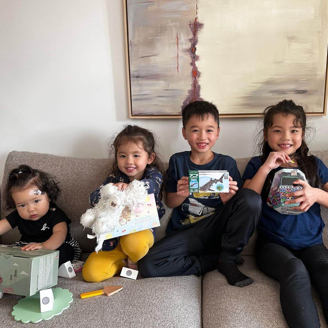 エリナ シルカのインスタグラム：「The September Birthday crew 🥳　1,3,7,7,35🤫 9月に山田ディー以外みんなお誕生日を迎えました！パリにいたからなんか色々バタバタしていたけど、お部屋を飾って、ケーキを買って、みんな楽しくプレゼントで遊んで(^^) 私は時間のプレゼントを貰って1人でオルセー美術館に行ってきました。最高だった〜！」