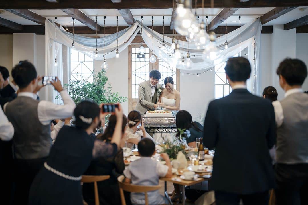 ラヴィ•ファクトリーさんのインスタグラム写真 - (ラヴィ•ファクトリーInstagram)「【写真で叶える結婚式】 . 結婚式披露宴のメイン演出でもある ケーキ入刀＆ファーストバイト🌷  幸せの瞬間をあとで見返せるように さまざまな角度から写真に残します* . —————— ラヴィファクトリー:@hiroshima_laviefactory Photographer: @tsubasagram283 AREA:JAPAN,HIROSHIMA —————— @laviefactoryをフォローして #laviefactory #ラヴィファクトリー のハッシュタグをつけて お写真を投稿してみてくださいね* . こちらの公式IG（@laviefactory） で取り上げさせていただきます✨ . 思わず笑顔になれるハートのある 「家族写真」はラヴィクルール* >>>@laviecouleur_official . #wedding #weddingphotography #photo #ハートのある写真 #instawedding #結婚写真 #ウェディング #ウェディングフォト #撮影指示書 #ロケーションフォト #前撮り #写真好きな人と繋がりたい #フォトウェディング #卒花 #後撮り #ウェディングニュース #前撮り小物 #前撮りフォト #前撮りアイテム #ウェディング撮影 #撮影構図 #前撮りアイディア #撮影指示書 #花嫁コーディネート #花嫁コーデ #結婚式披露宴 #ファーストバイト #ケーキ入刀」11月10日 17時53分 - laviefactory