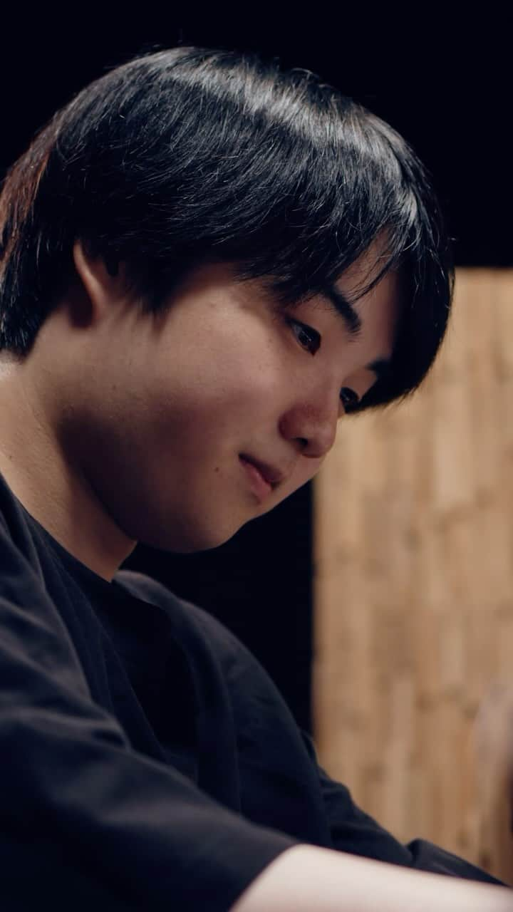 藤田真央のインスタグラム：「We’re excited to announce @maofujita_piano’s upcoming EP “Bach Transcriptions” — out in February.⁠ ⁠ At a mere 24 years old, Fujita is already celebrated for his musical sensitivity and authentic approach in his artistry.⁠ ⁠ The first single from the EP, Bach’s Prelude in B Minor, BWV 855a, is out now!💫⁠ ⁠ Originally written in E minor, this version is a piano transcription by Alexander Siloti.⁠ ⁠ Listen to his beautiful interpretation of the piece via the link in bio.」