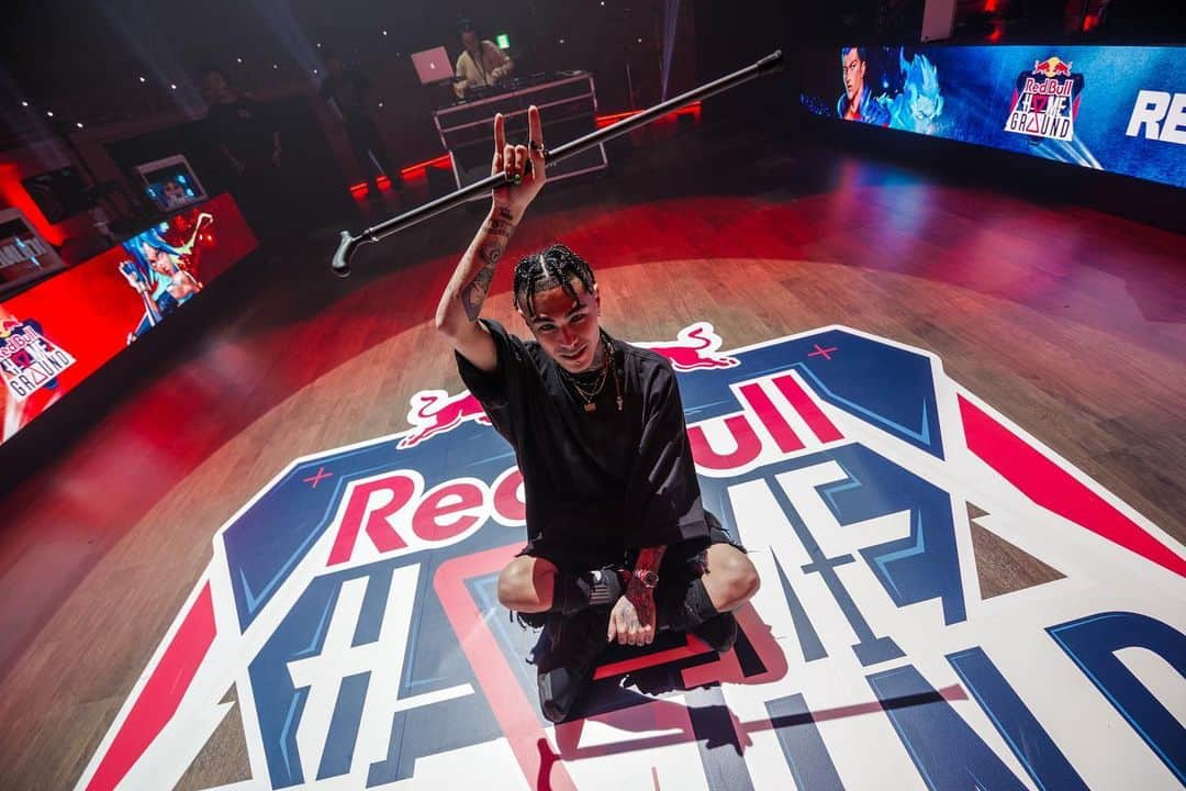 OZworldのインスタグラム：「ㅤㅤㅤㅤㅤㅤㅤㅤㅤㅤㅤㅤㅤ  RedBull主催 HOMEGROUND in両国国技館 Valorantの世界大会、最高に崇高なステージで 心の底からチャシっとばっちり歌ってきました🐉🌞🔥 関係者の方からも十数年やってきた中で一番最高だったというお言葉をもらえたり、仲間達からもここ最近のライブで一番良かったと言ってもらえるパフォーマンスができてめちゃくちゃ気持ちよかったです(翌日が姐さんアリーナだったから気合いギア5なってたのもあるんかな？)eスポーツ業界やWeb3業界、スタートアップ業界などにHiphopという音楽はもちろん精神を繋ぐ強力なブリッジになれるよう新時代を共創し歩んでいく同世代達にいい刺激を与えていけたらなと思ってま。HAPPY海賊団🏴‍☠️グランドライン爆遊中」